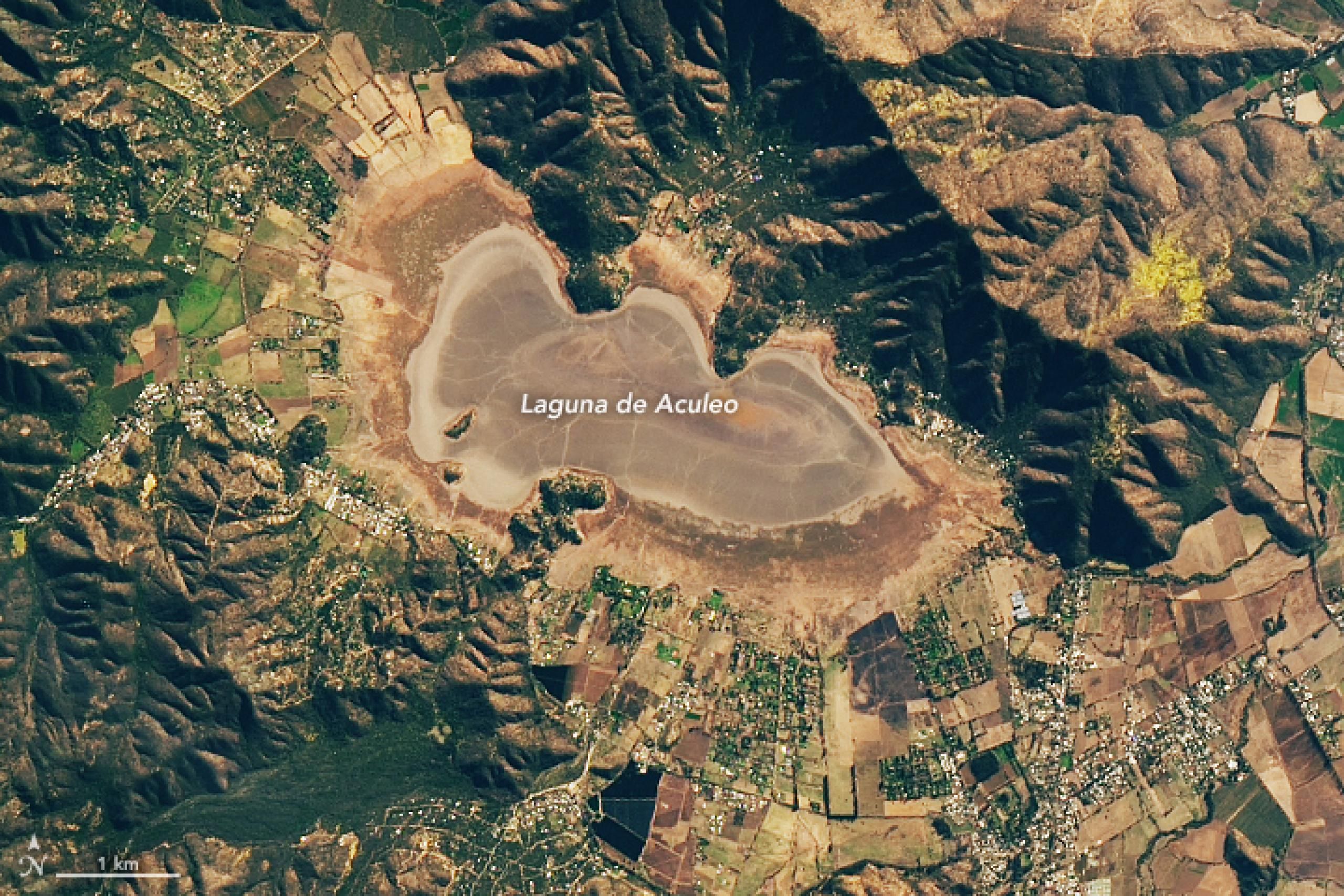 Esta imagen satelital de la NASA muestra la laguna de Aculeo en Chile en 18 de mayo de 2023, cuando la sequía era evidente.