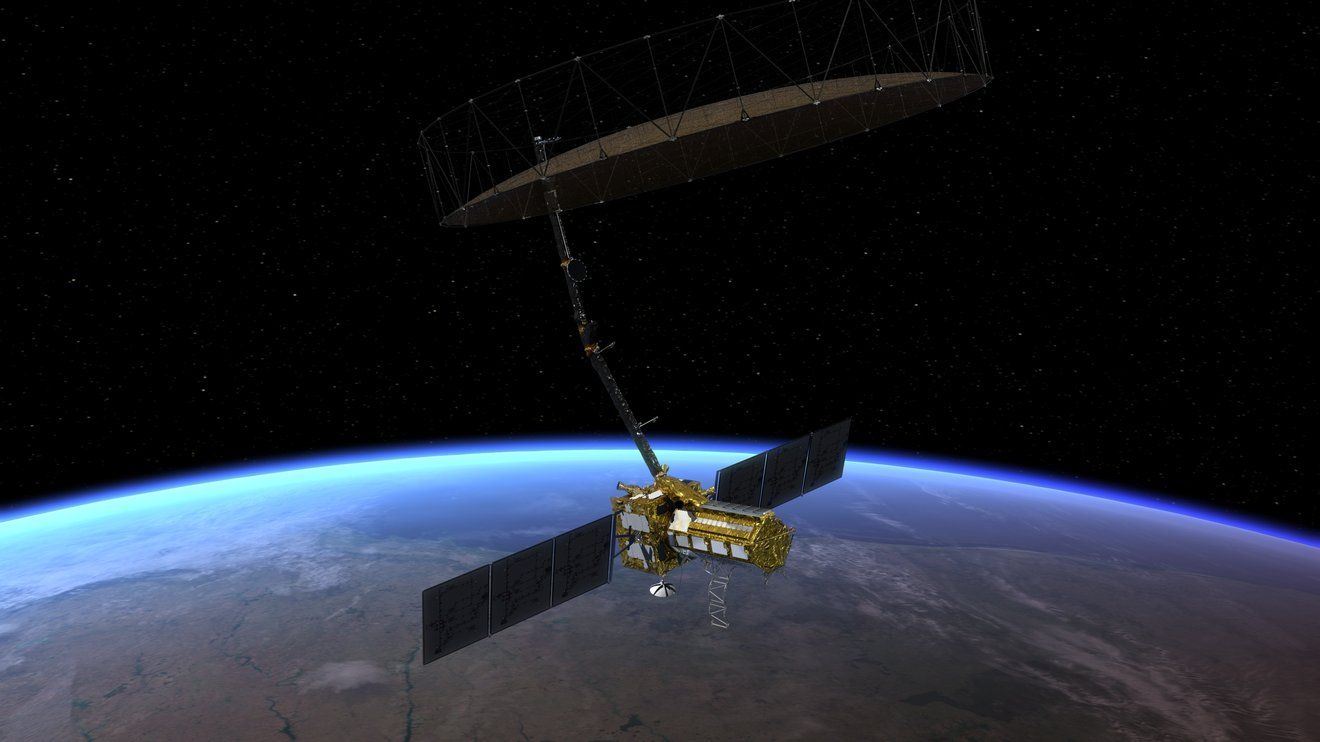 Ilustración del satélite NISAR en órbita alrededor de la Tierra. La imagen muestra el satélite en el medio, la curvatura de la Tierra en la parte inferior, y el fondo negro del espacio en la sección superior.