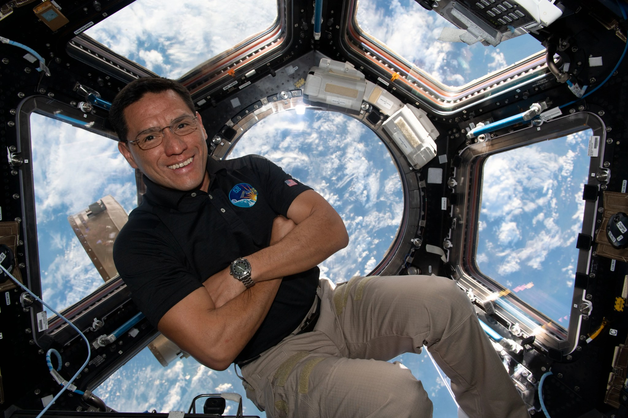El astronauta Frank Rubio en el interior de la cúpula iss068e017867 (1 de octubre de 2022) --- El astronauta de la NASA e ingeniero de vuelo de la Expedición 68, Frank Rubio, aparece en el interior de la cúpula, la "ventana al mundo" de la Estación Espacial Internacional, mientras el laboratorio orbital volaba a 263 millas sobre el sureste de Inglaterra. Crédito: NASA/Frank Rubio