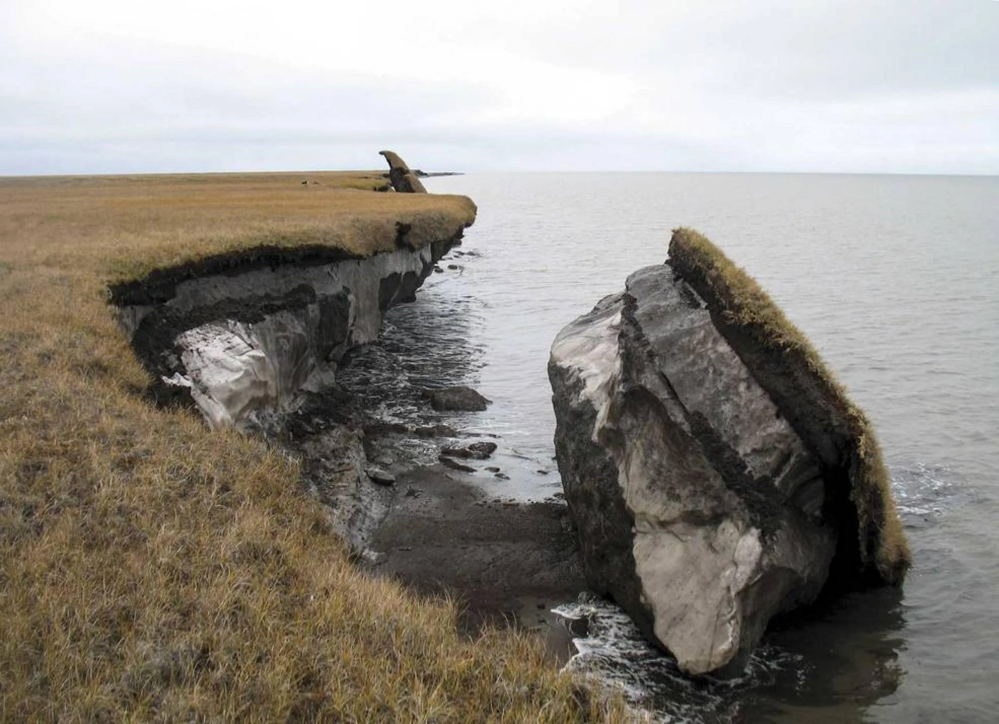 El deshielo del permafrost podría ocasionar la pérdida de terreno, como se ve en esta imagen donde parte del acantilado costero a lo largo de Drew Point, Alaska, se ha derrumbado en el océano. Créditos: Benjamin Jones, USGS