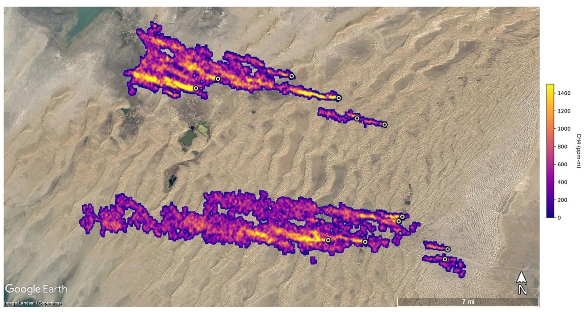 Al este de Hazar, Turkmenistán, una ciudad portuaria en el Mar Caspio, 12 penachos de metano flotan hacia el oeste. Los penachos fueron detectados por la misión EMIT de la NASA y algunos de ellos se extienden por más de 32 kilómetros (20 millas). Crédito: NASA/JPL-Caltech