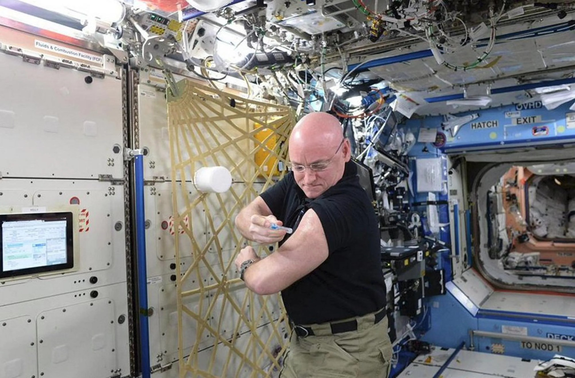 El astronauta de la NASA Scott Kelly se vacuna contra la gripe para ayudar a los investigadores a comprender mejor cómo el entorno de los vuelos espaciales influye en el sistema inmunológico humano. Créditos: NASA