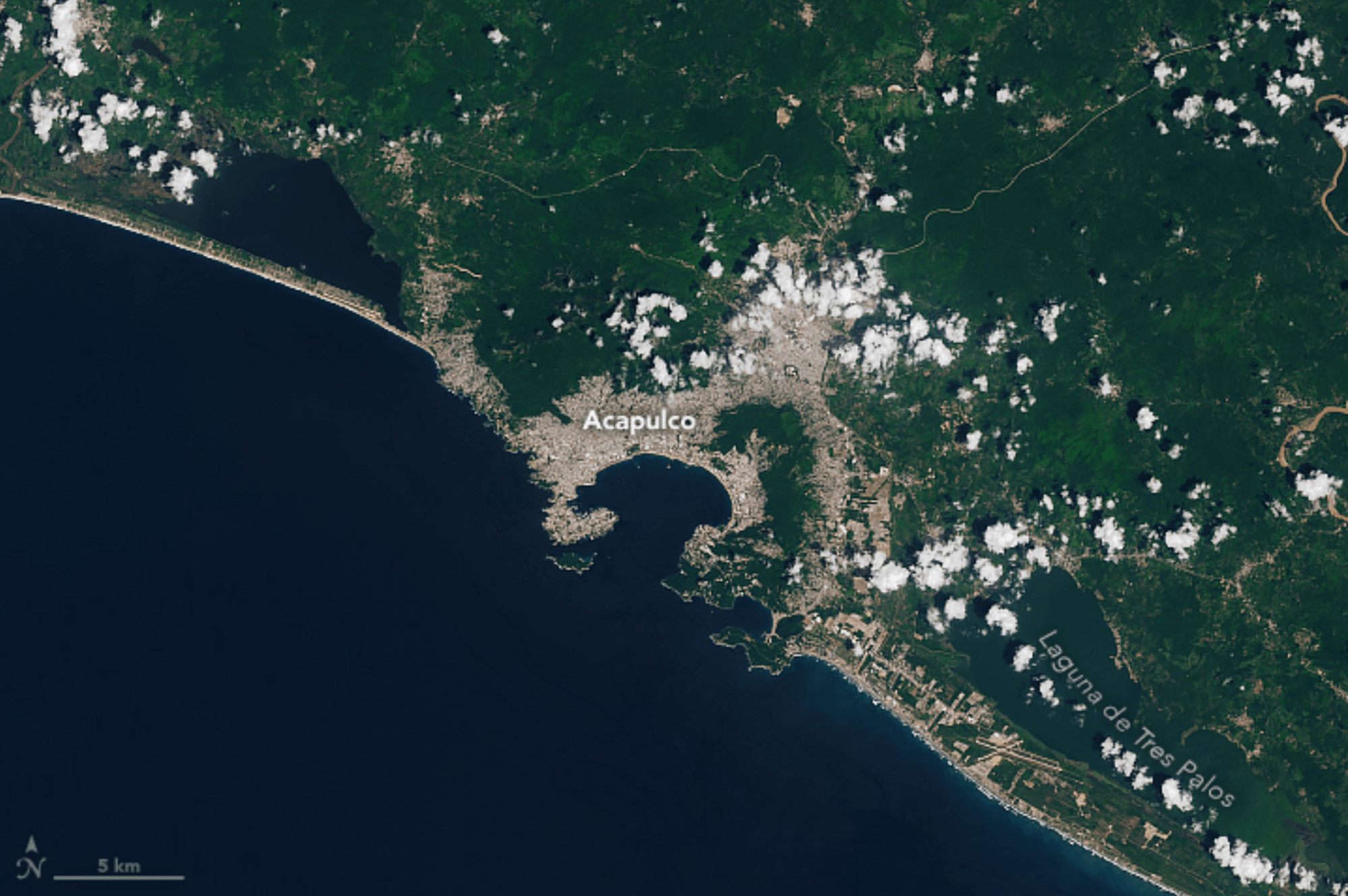 Esta imagen muestra la ciudad de Acapulco y sus alrededores antes del azote del huracán Otis. El sensor del Generador operacional de imágenes de tierra (OLI, por sus siglas en inglés) a bordo del satélite Landsat 8 adquirió la imagen el 21 de septiembre de 2023.