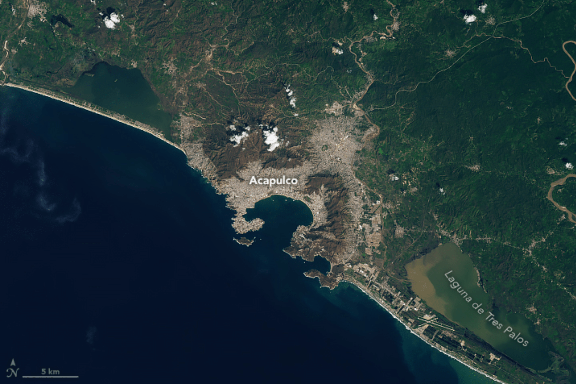 Esta imagen muestra la ciudad de Acapulco y sus alrededores después del azote del huracán Otis. Se observa que el paisaje cerca de la ciudad cambia y la vegetación, antes verde y exuberante, se ve marrón. La escorrentía de sedimentos por exceso de lluvias todavía se puede observar en la Laguna de Tres Palos casi una semana después de la tormenta. El sensor de OLI 2 a bordo de Landsat 9 adquirió la imagen el 31 de octubre.