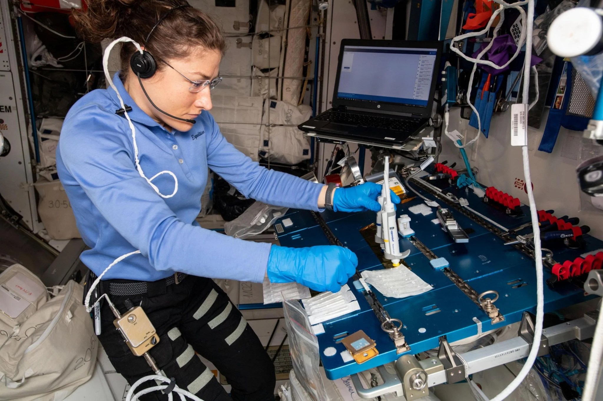 imagen de una astronauta trabajando con una investigación