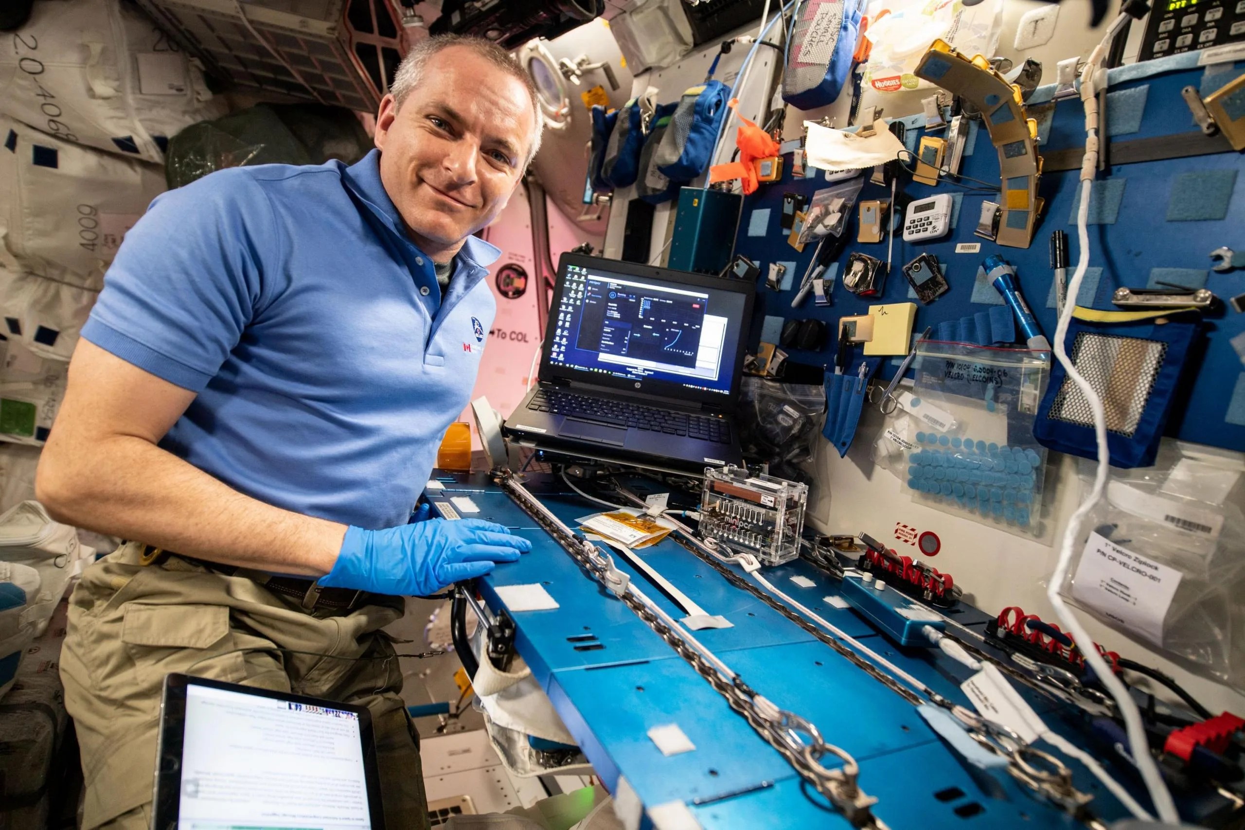 imagen de un astronauta trabajando con una investigación