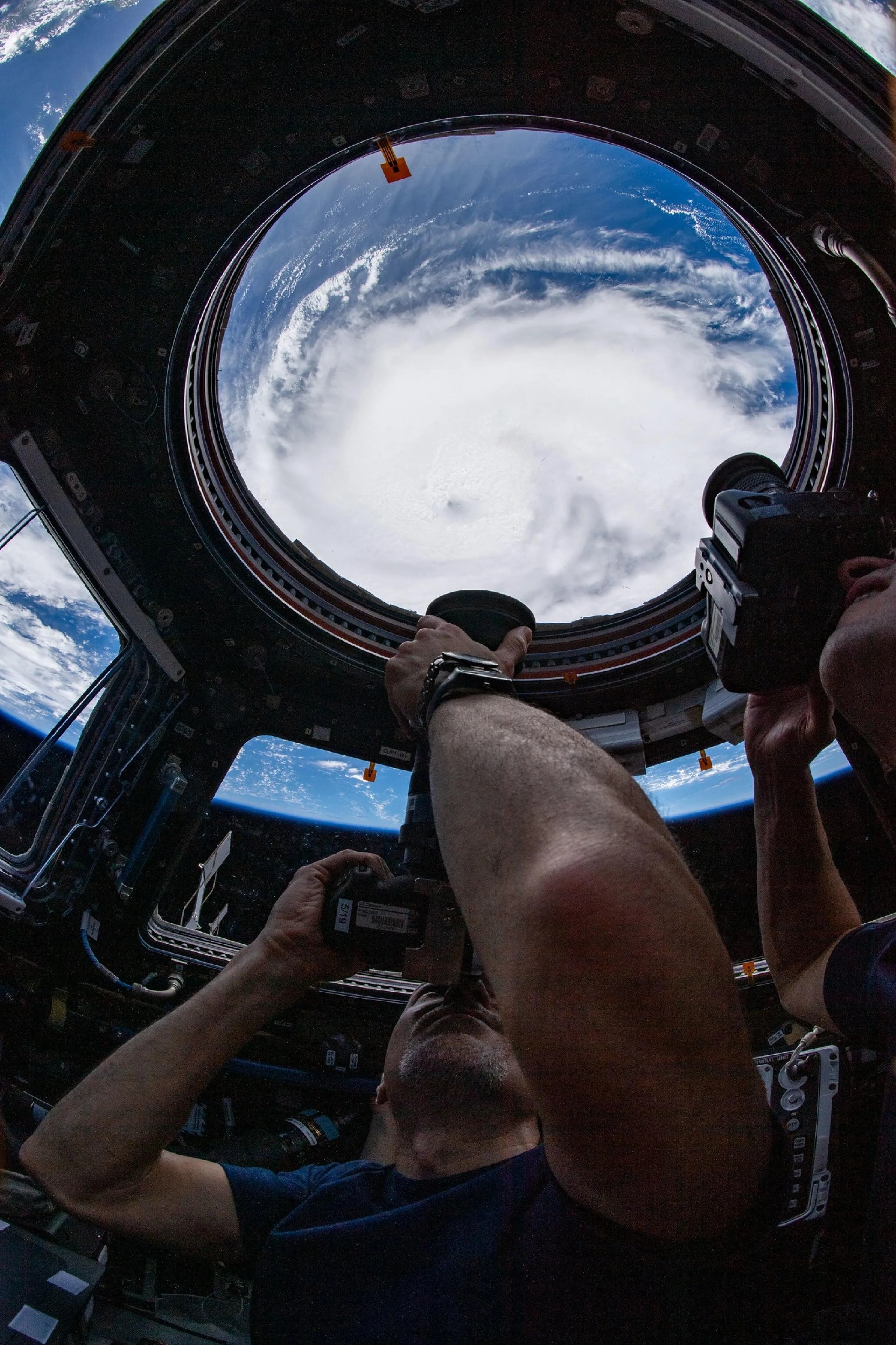 imagen del astronauta tomando fotos