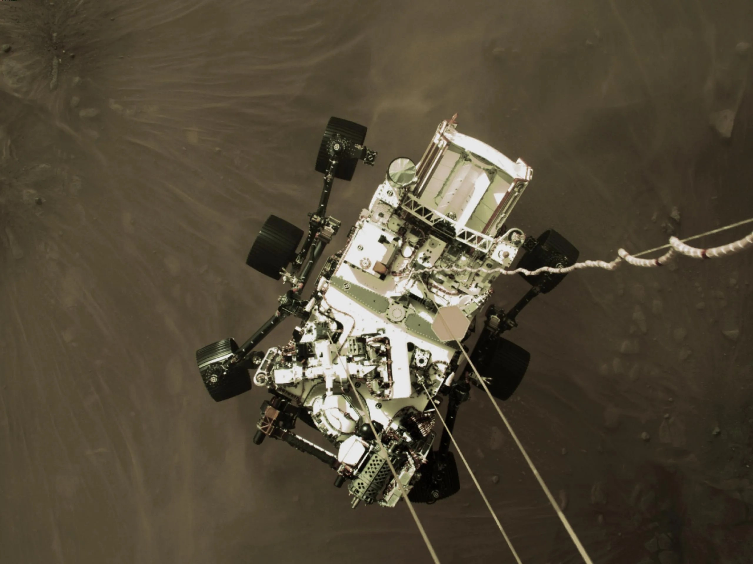 El rover Perseverance aterrizando en Marte.