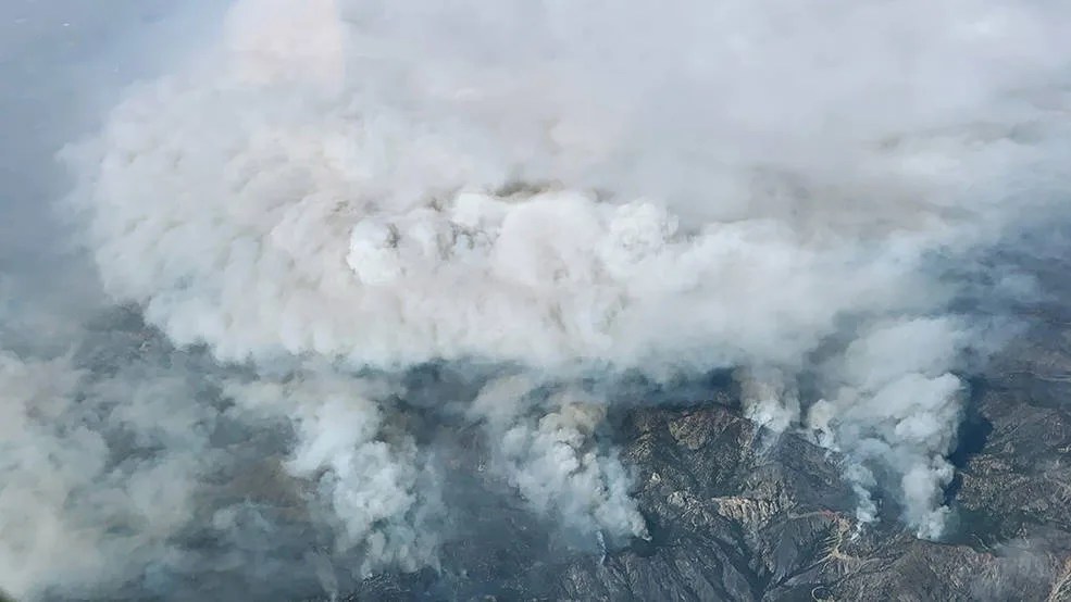 El humo se eleva sobre el incendio de Bobcat, que quemó más de 46.539 hectáreas (115.000 acres) en las montañas San Gabriel al sur de California en 2020. En los meses anteriores al incendio, el instrumento ECOSTRESS de la NASA pasó por encima del área a bordo de la Estación Espacial Internacional, recopilando datos sobre cómo las plantas hacían uso del agua. Créditos: NASA