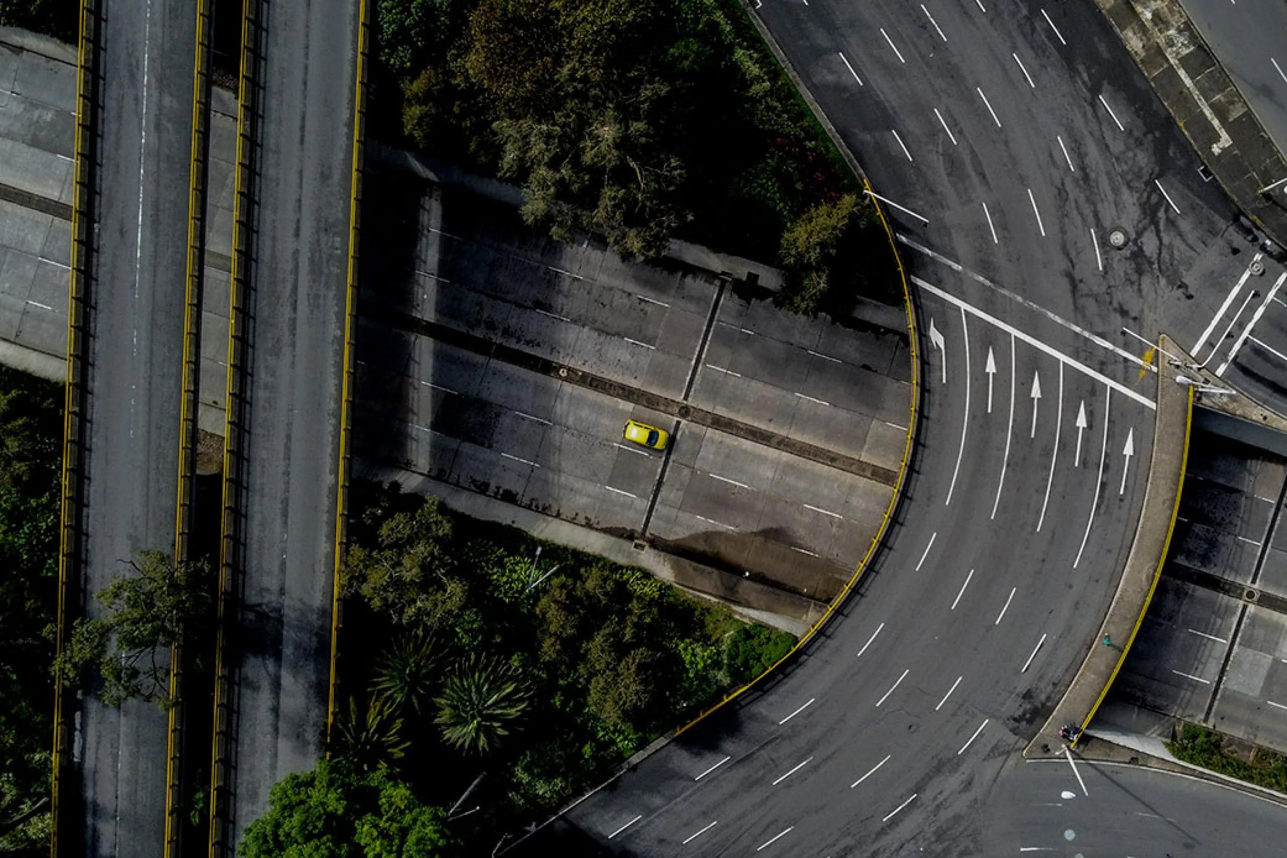 En esta imagen, autopistas casi vacías en Colombia durante la pandemia. Créditos: Fondo Monetario Internacional