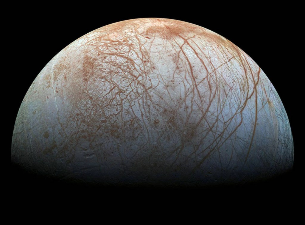 La geología de la superficie de la luna helada de Júpiter, Europa, se muestra en esta vista hecha a finales de la década de 1990, a partir de imágenes tomadas por la nave espacial Galileo de la NASA. Créditos: NASA/JPL-Caltech/SETI Institute