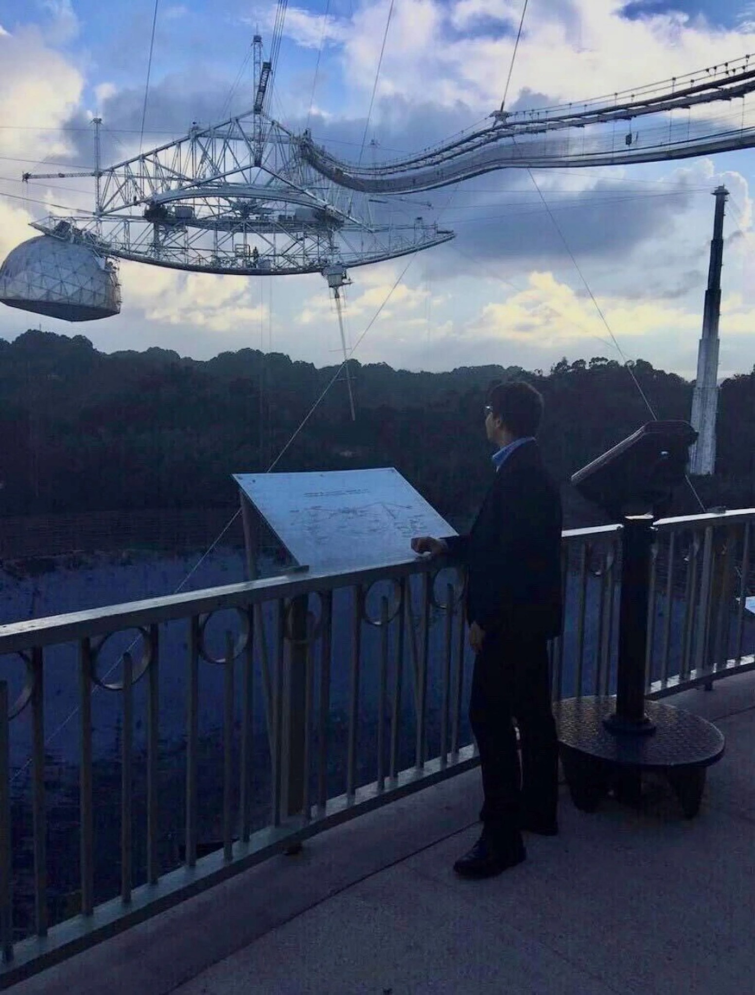 Wilberto Ruperto Hernández, pasante de la NASA, observa el Observatorio de Arecibo