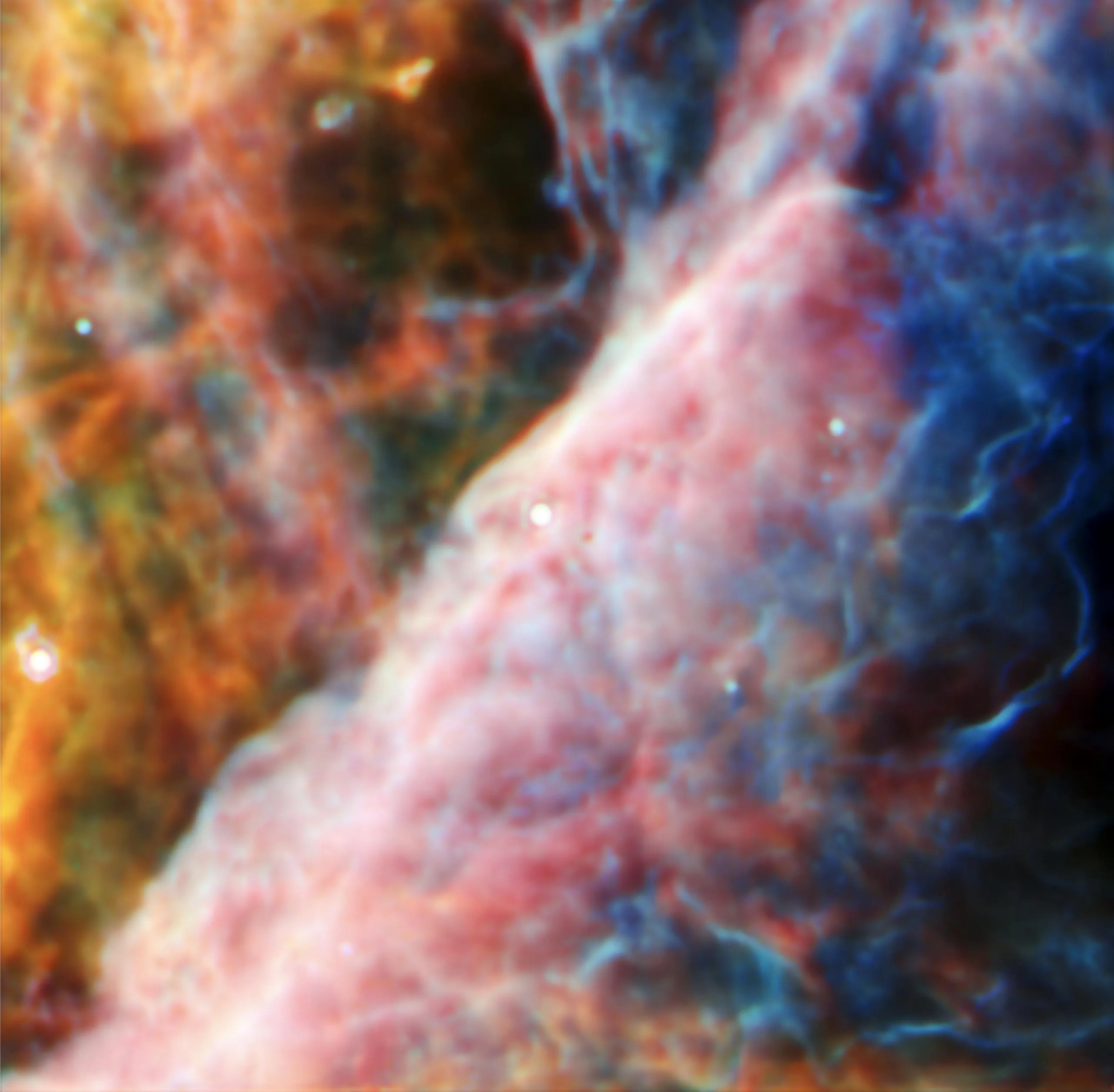 Esta imagen del instrumento de infrarrojo medio (MIRI) de Webb muestra una pequeña región de la nebulosa de Orión. En el centro de esta vista se encuentra un sistema estelar joven con un disco protoplanetario llamado d203-506.