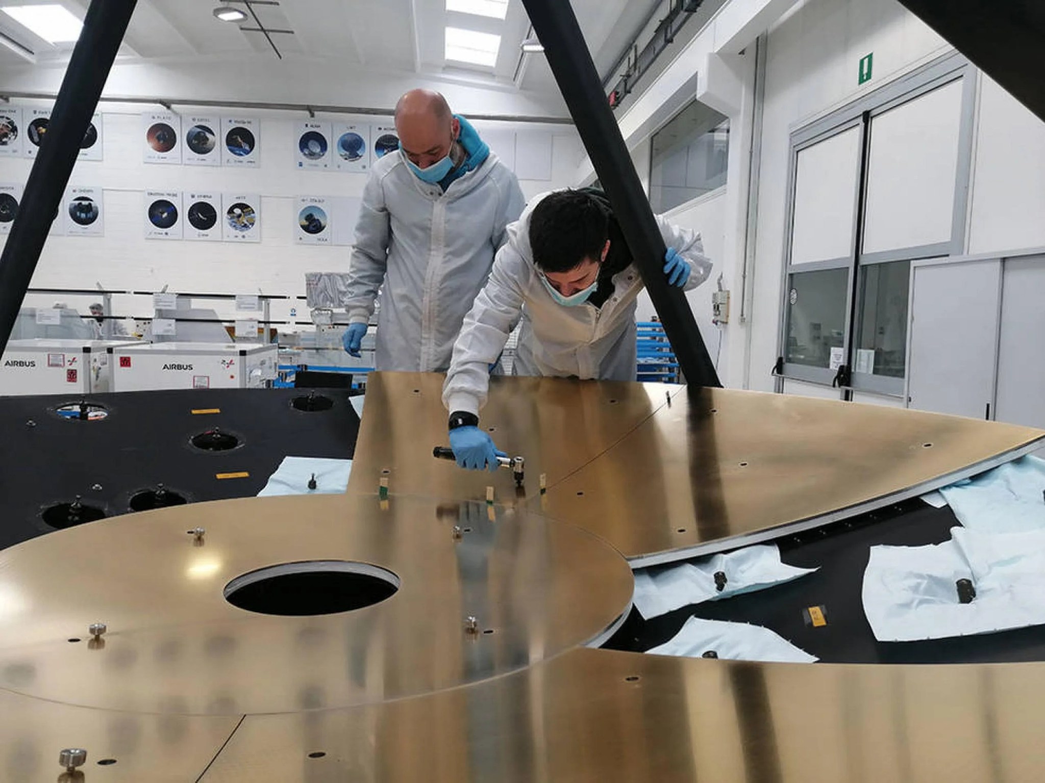 El espejo de ASTHROS se compone de nueve paneles, recubiertos de níquel y oro. En esta imagen, los ingenieros fijan los paneles a la estructura de soporte del espejo. Los paneles deben estar alineados a 2,5 micrómetros (0,0001 pulgadas), o una fracción del ancho de un cabello humano. Créditos: Media Lario