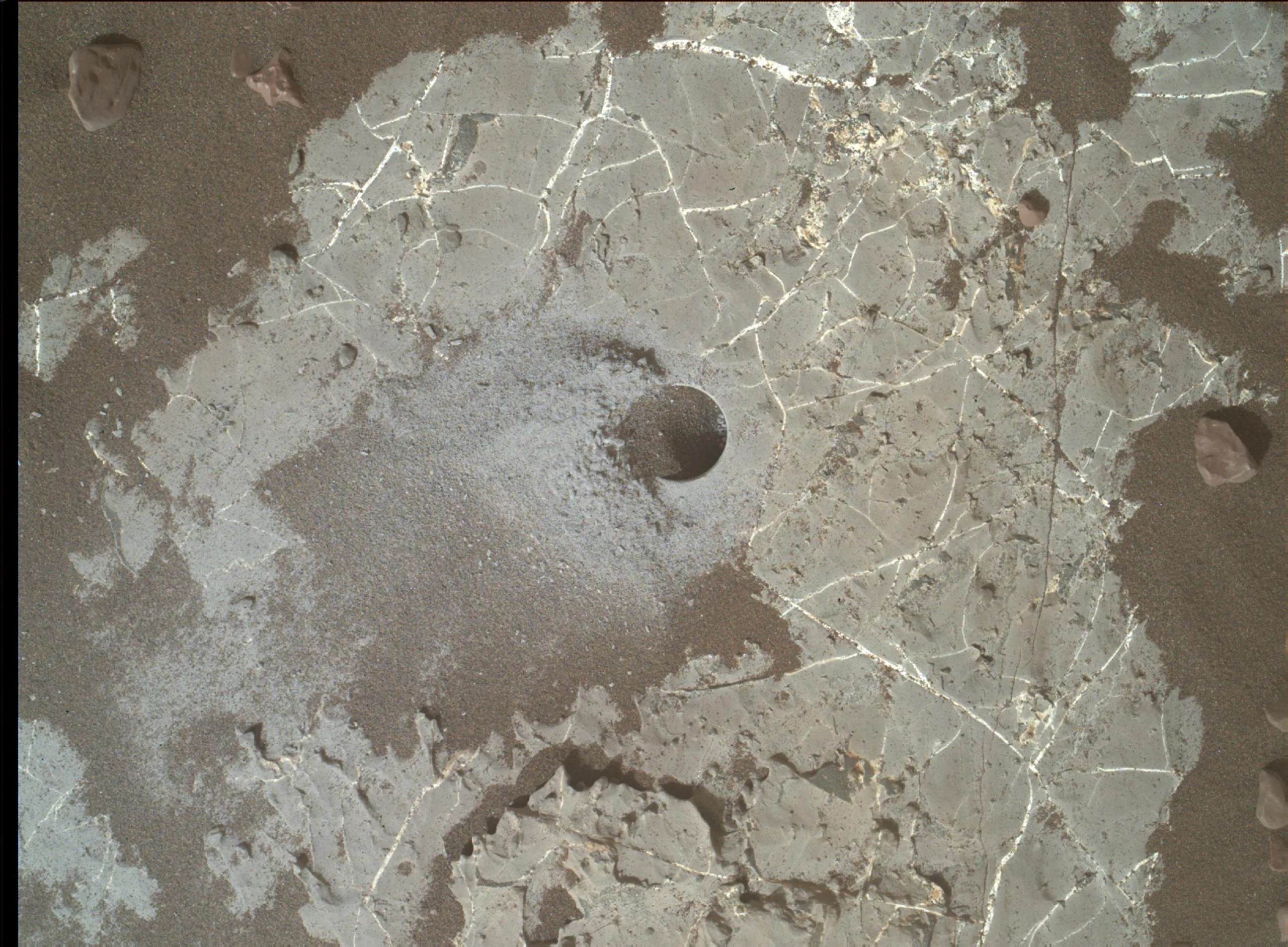 sta imagen muestra el orificio de la perforación Highfield realizada por el rover Curiosity de la NASA mientras recolectaba una muestra en Vera Rubin Ridge, en el cráter Gale en Marte. El polvo de este agujero estaba enriquecido con carbono 12. La imagen fue tomada por el Mars Hand Lens Imager, el día 2247 marciano, o sol, de la misión. Créditos: NASA/Caltech-JPL/MSSS.