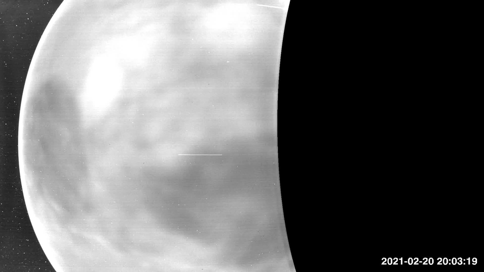 Mientras Parker Solar Probe pasaba por Venus en su cuarto sobrevuelo, su instrumento WISPR capturó estas imágenes, encadenadas en un video, que muestran la superficie del lado nocturno del planeta. Créditos: NASA/APL/NRL.