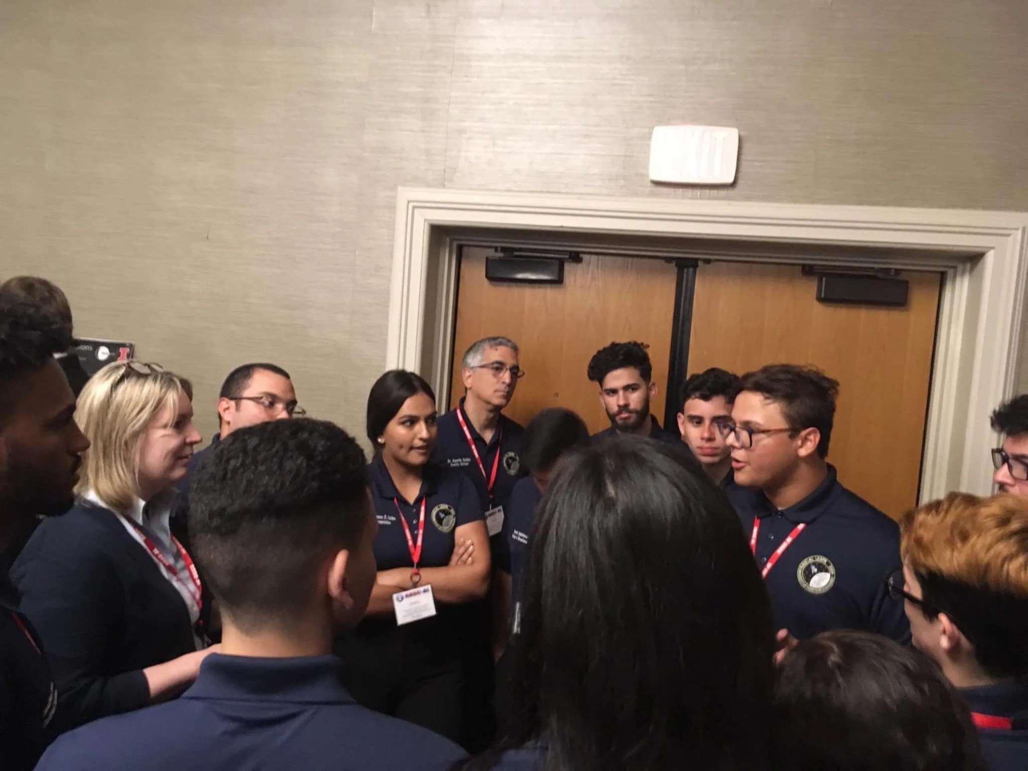 Wilbert Andrés Ruperto Hernández conversa con miembros de su equipo durante una de las competencias de NASA RASC-AL.