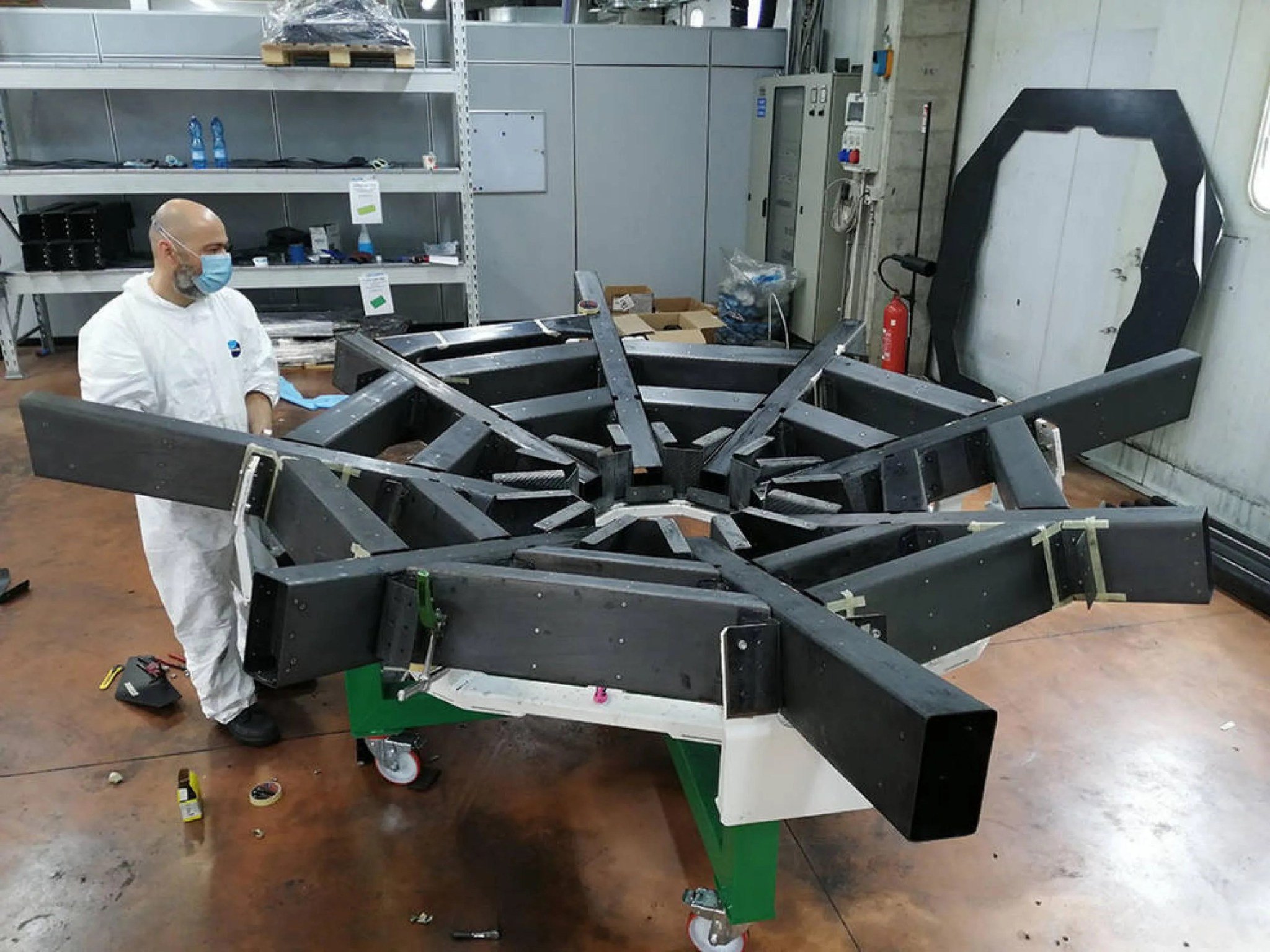 El armazón es la estructura que soporta el espejo primario del telescopio ASTHROS y mantiene alineados los paneles del espejo. Hecho de fibra de carbono, debe ser ligero y extremadamente rígido. Créditos: Media Lario