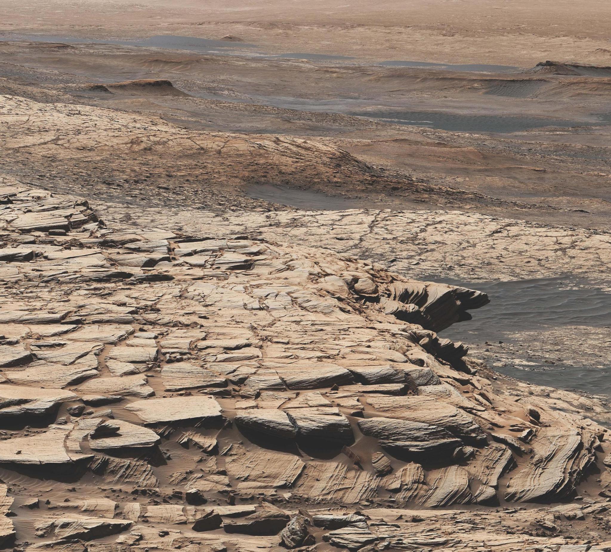 Este mosaico se hizo a partir de imágenes tomadas por la cámara Mast Camera a bordo del rover Curiosity de la NASA, en el día marciano número 2729, o sol, de la misión. Muestra el paisaje de la formación de arenisca Stimson en el cráter Gale. En esta ubicación general, Curiosity realizó la perforación de Edimburgo, una muestra rica en carbono 12. Créditos: NASA/Caltech-JPL/MSSS.