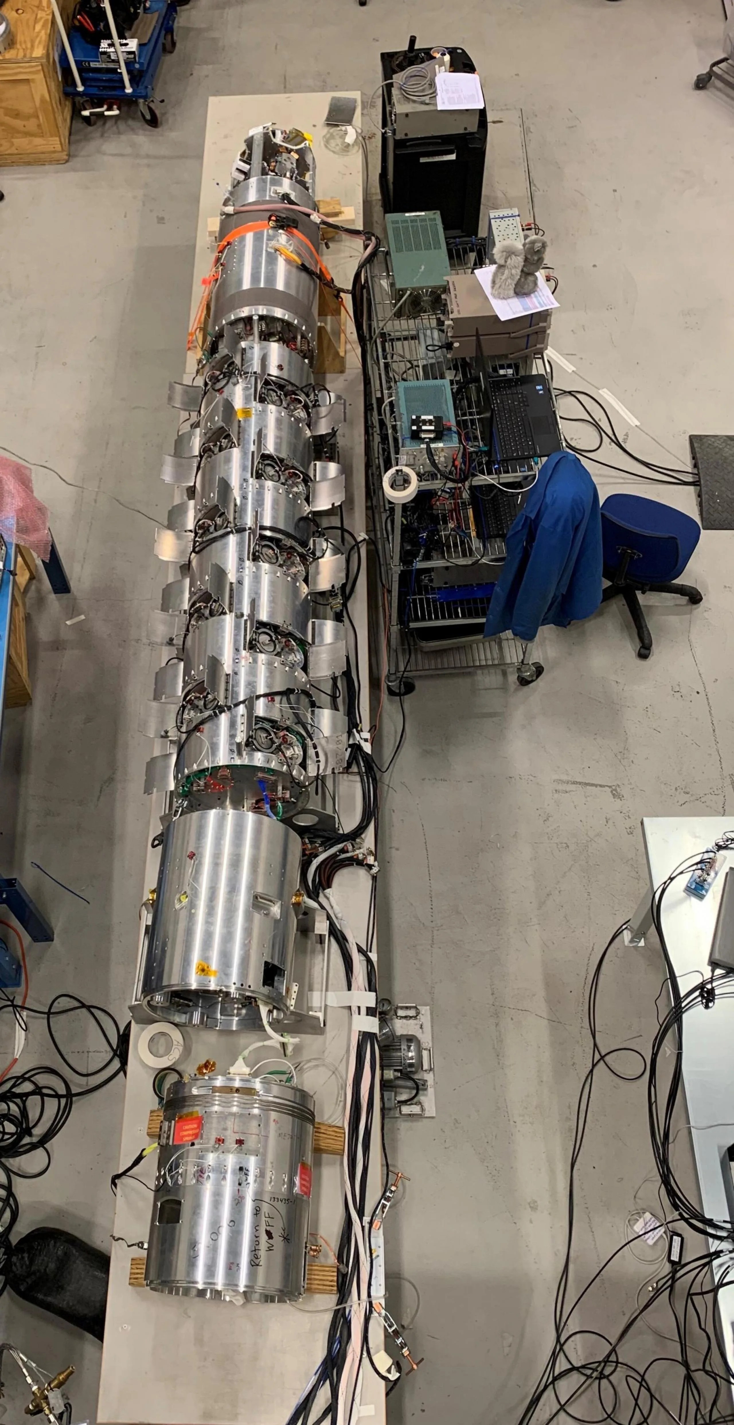 Las puertas de las ampollas trazadoras de vapor están abiertas en la carga útil de CREX-2 durante las pruebas en el Centro Espacial Andøya. Créditos: NASA