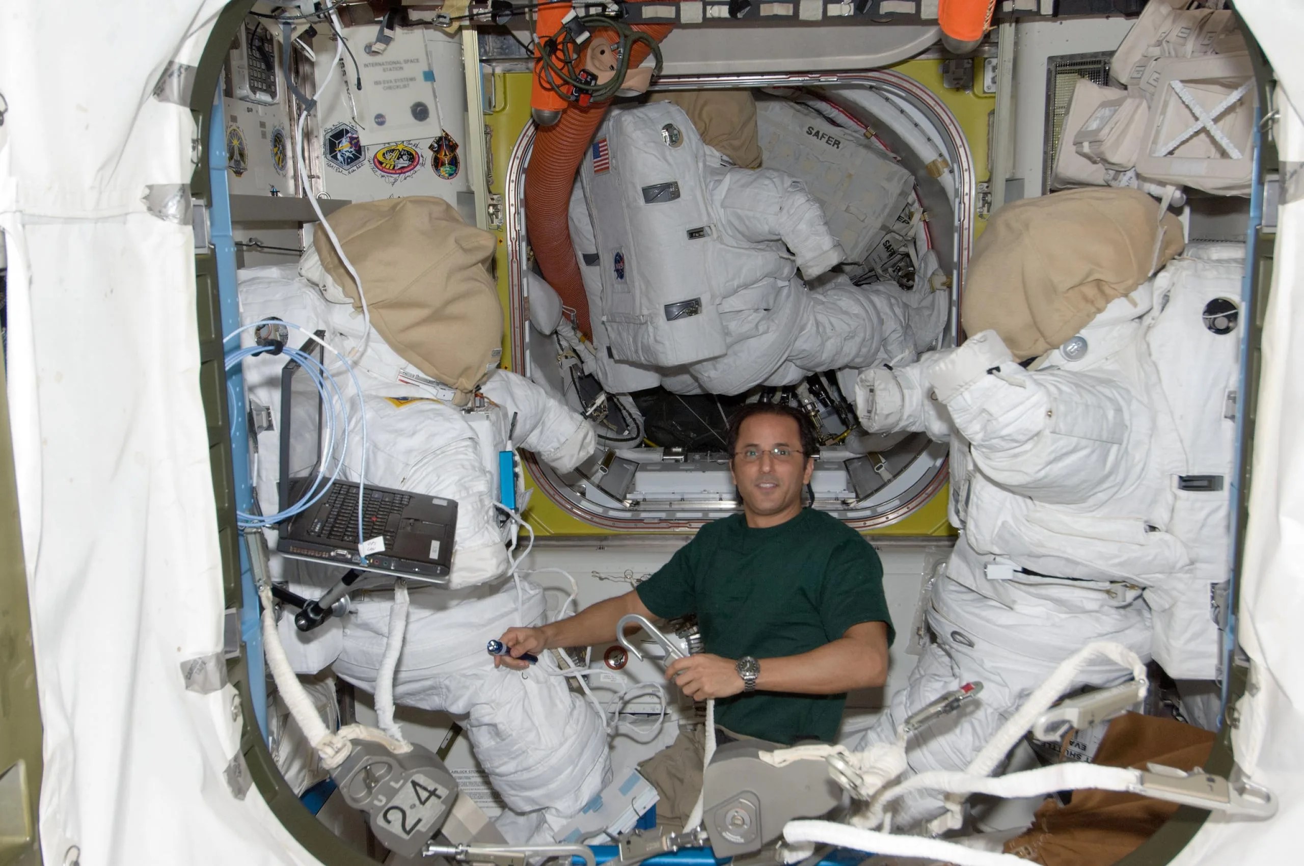 En esta foto del 9 de julio de 2012, el astronauta de la NASA Joe Acabá, quien fue ingeniero de vuelo de la Expedición 32 a bordo de la Estación Espacial Internacional, trabaja con equipo de actividad extravehicular. Créditos: NASA