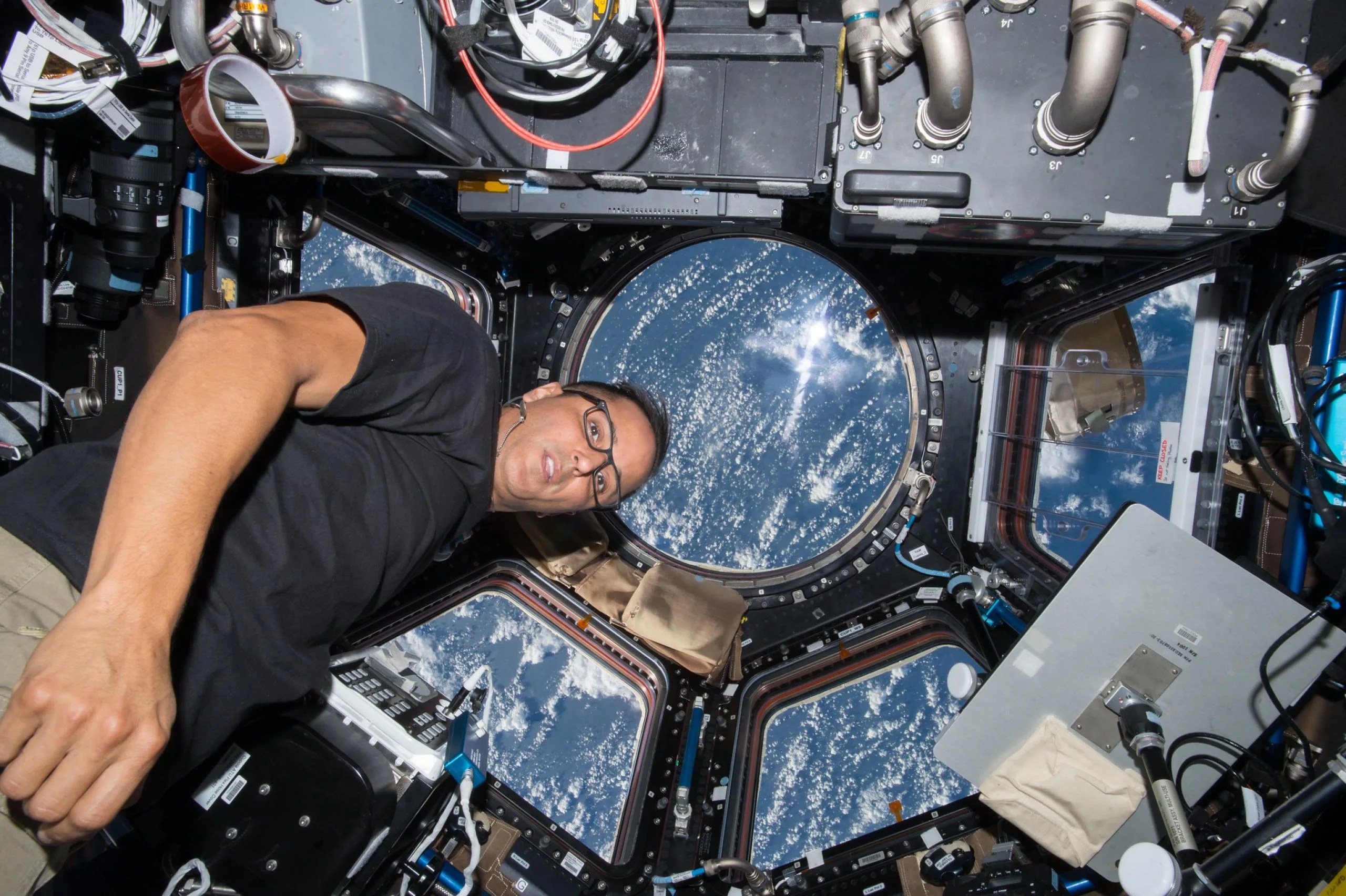 El astronauta Joe Acabá trabaja dentro de la cúpula mientras la estación espacial orbita sobre el océano Índico cerca de Australia, en esta imagen del 17 de septiembre de 2017. Acabá ha estado dos veces a bordo de estación espacial. Créditos: NASA