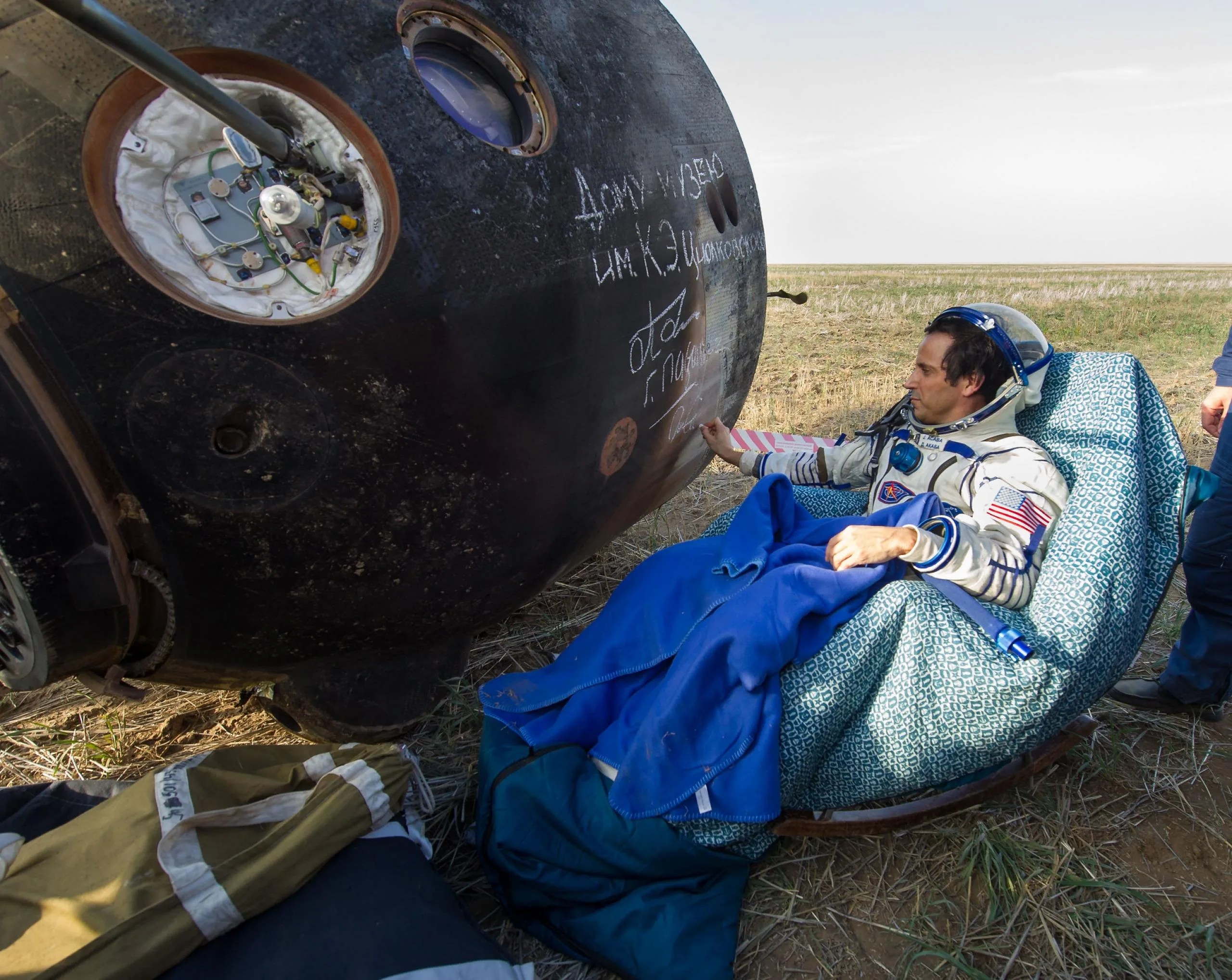 Joe Acabá firma el costado de su nave espacial Soyuz TMA-04M poco después de aterrizar con sus compañeros de tripulación en un área remota cerca de la ciudad de Arkalyk, Kazajstán, el 17 de septiembre de 2012 luego de cinco meses a bordo de la estación espacial. Créditos: NASA / Carla Cioffi