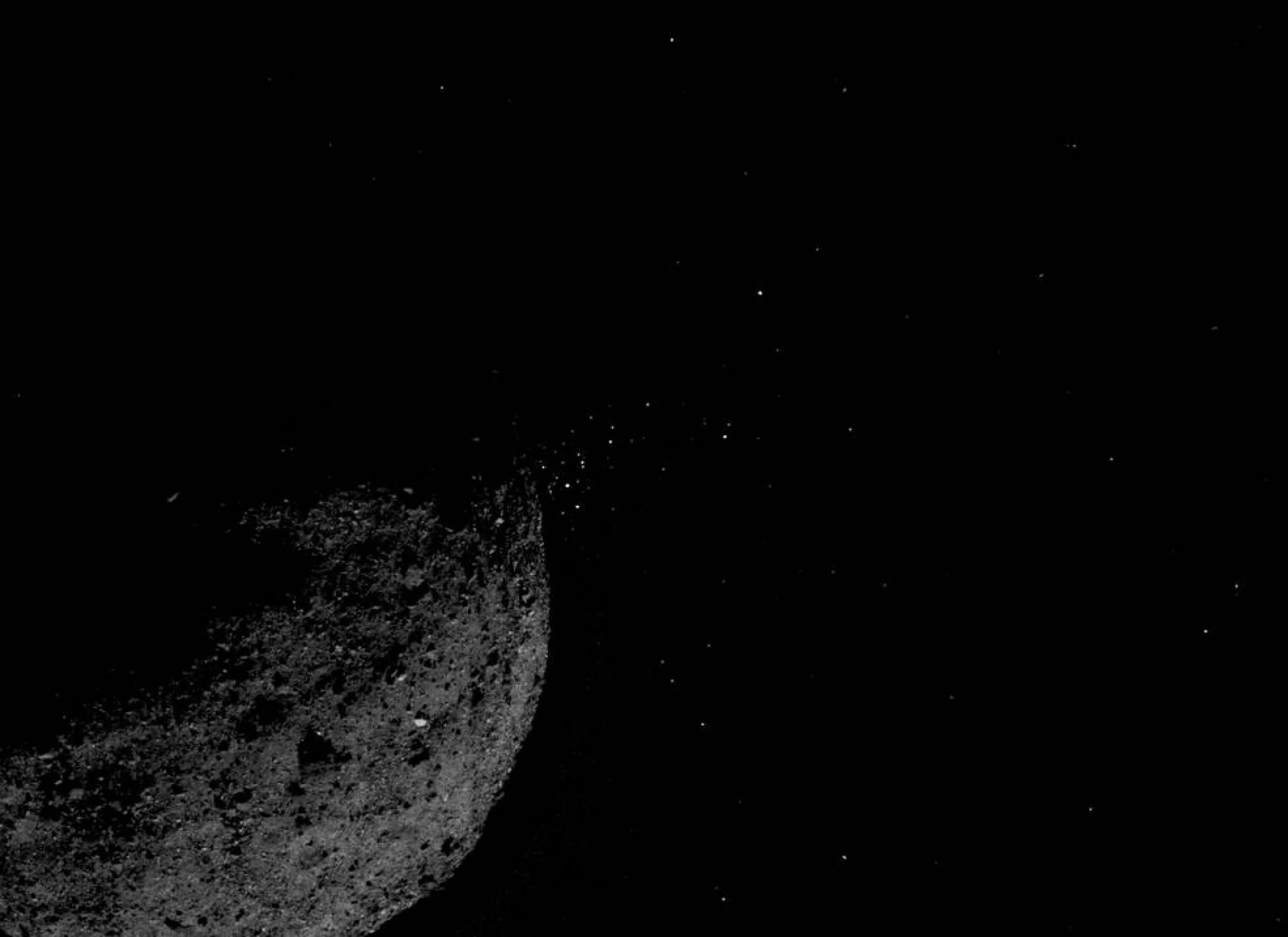 Esta vista del asteroide Bennu expulsando partículas de su superficie, obtenida el 19 de enero de 2019, fue creada combinando dos imágenes tomadas a bordo de la nave espacial OSIRIS-REx de la NASA. También se aplicaron otras técnicas de procesamiento de imágenes, como recortar y ajustar el brillo y el contraste de cada imagen. Créditos: NASA/Goddard/Universidad de Arizona/Lockheed Martin