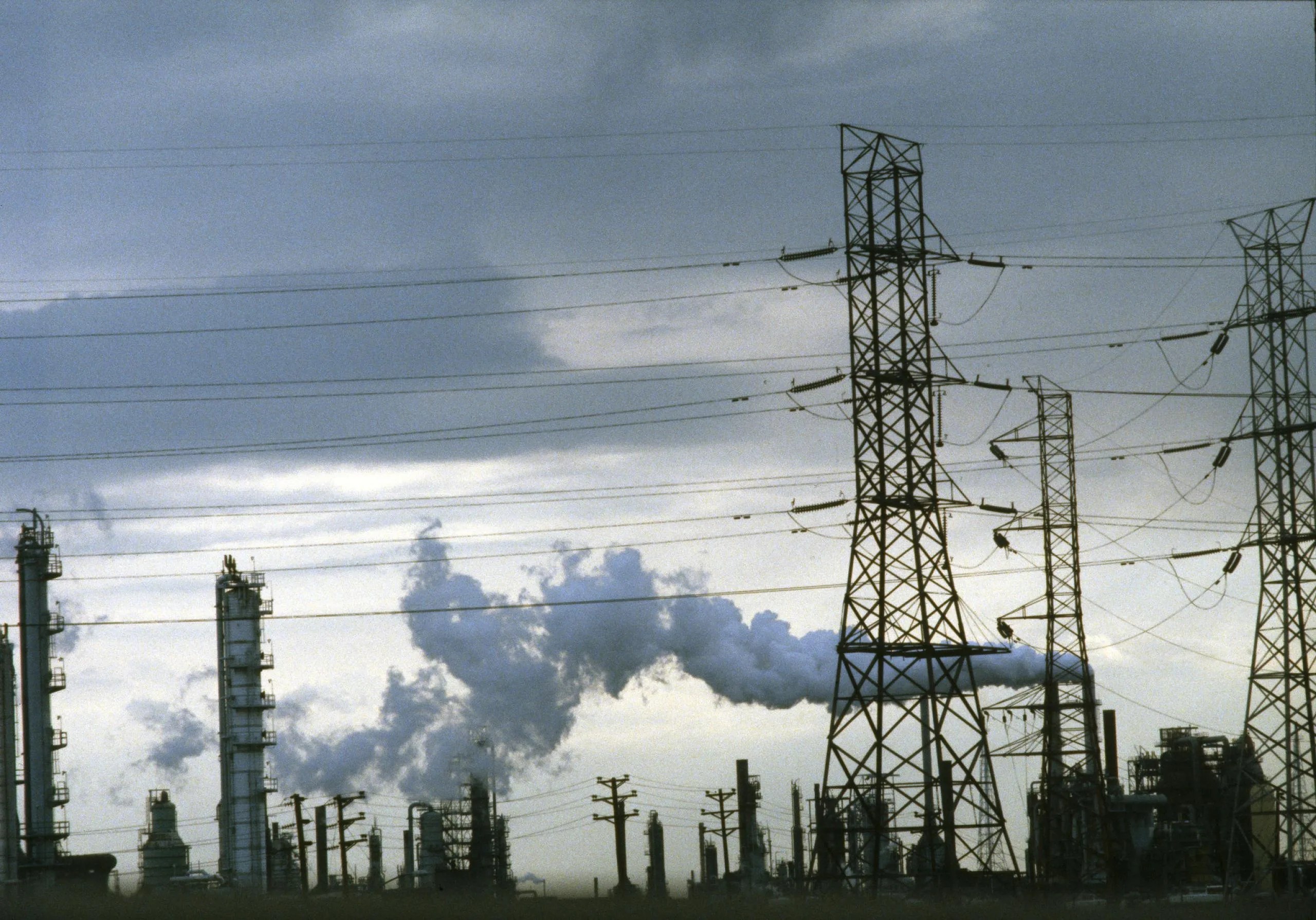 Una chimenea de una fábrica en Nueva Jersey emite contaminantes a la atmósfera. Crédito: Foto de la ONU / John Isaac