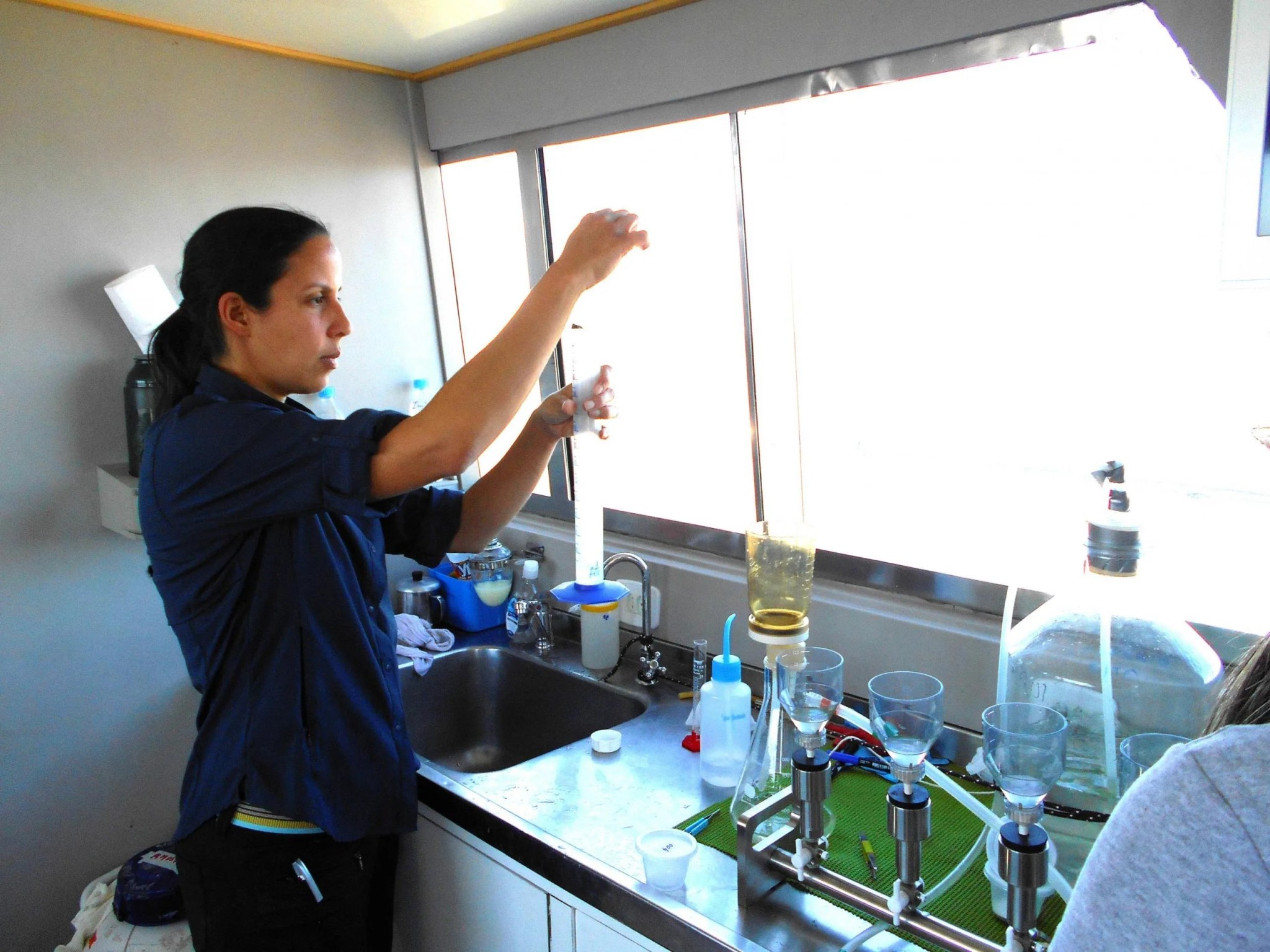 Inia Soto Ramos en el laboratorio