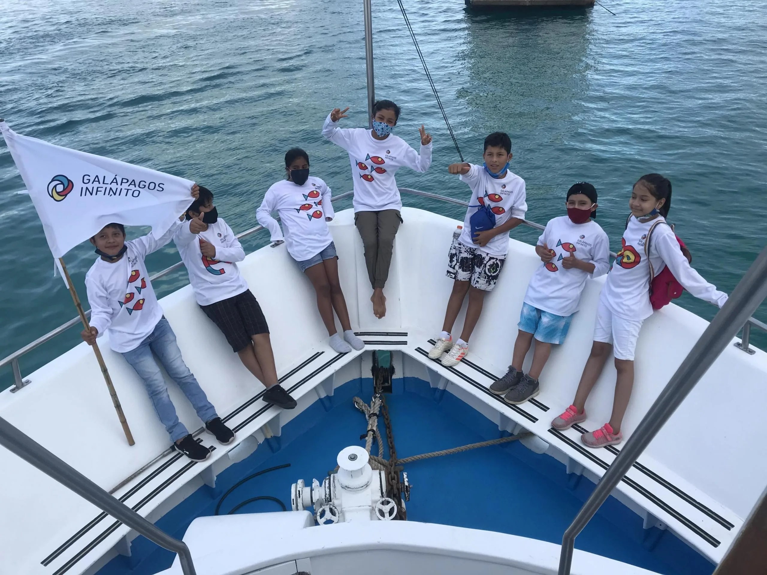 Estudiantes de Galápagos Infinito disfrutan de un recorrido en barco por el archipiélago ubicado en el océano Pacífico. Créditos: Cortesía de Galápagos Infinito
