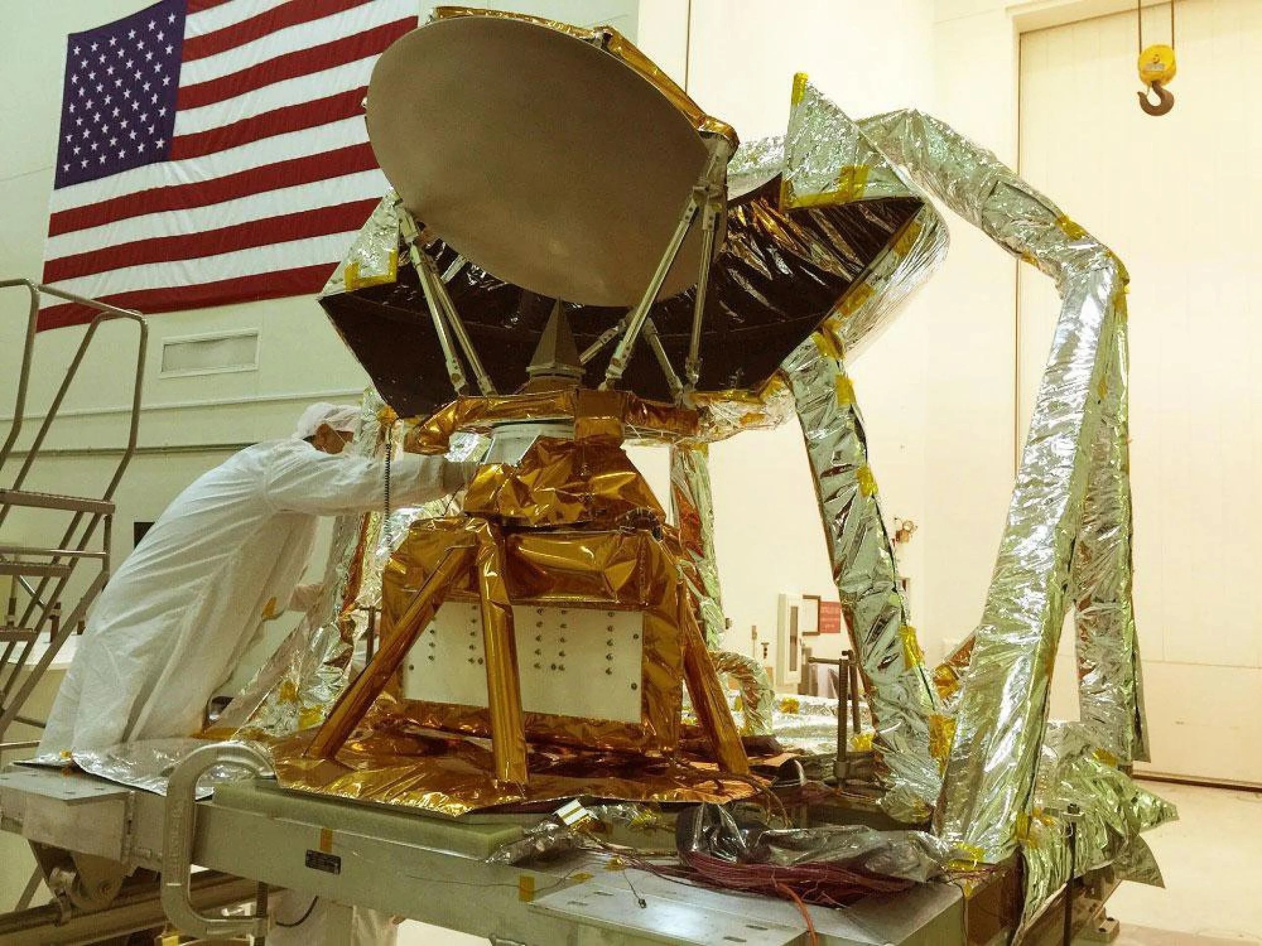 El instrumento COWVR (al centro, envuelto en láminas de oro) en el laboratorio de pruebas ambientales del JPL durante las pruebas de vibración. Crédito: NASA/JPL-Caltech
