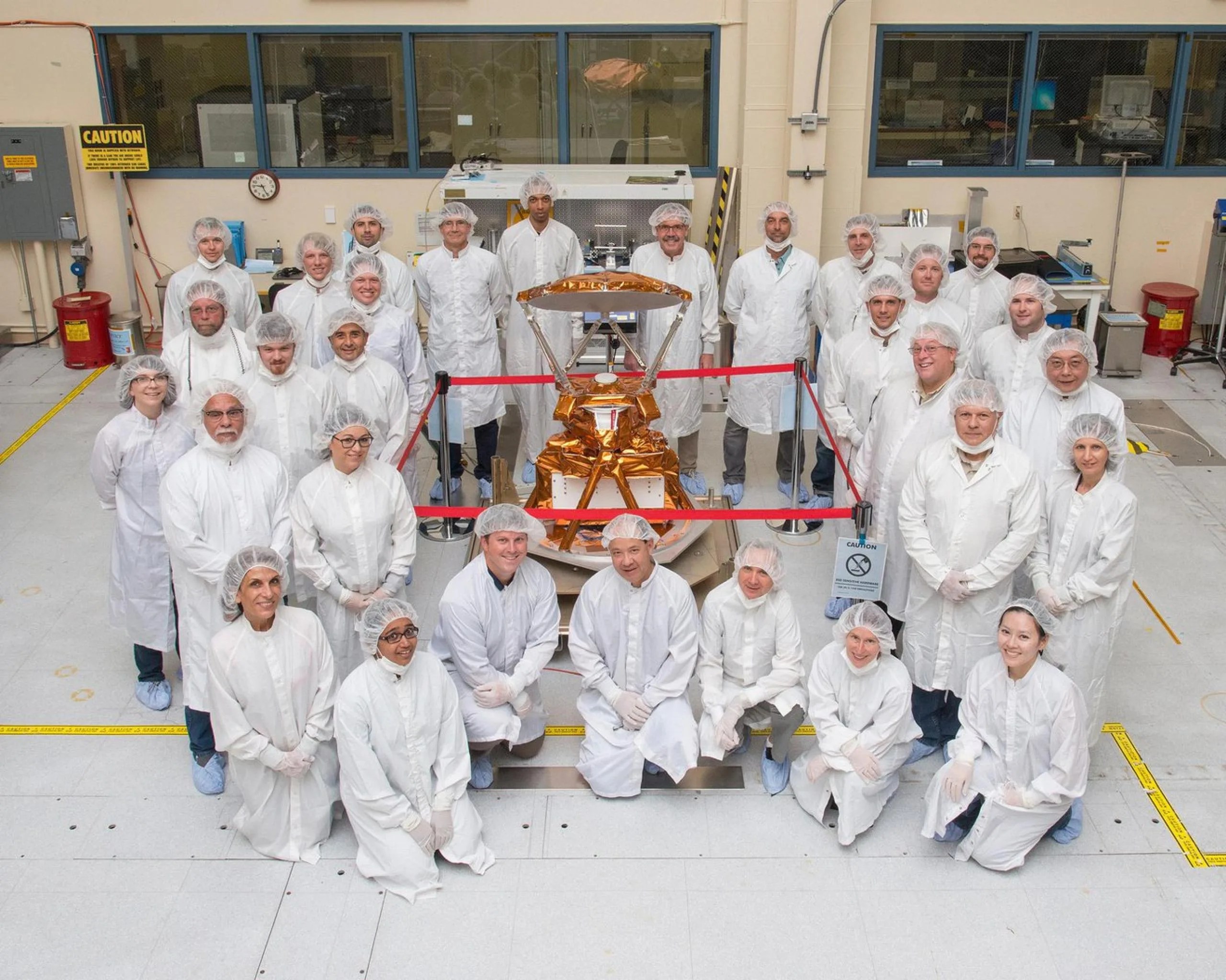El equipo de desarrollo de COWVR y el instrumento en una sala limpia en JPL. Crédito: NASA/JPL-Caltech