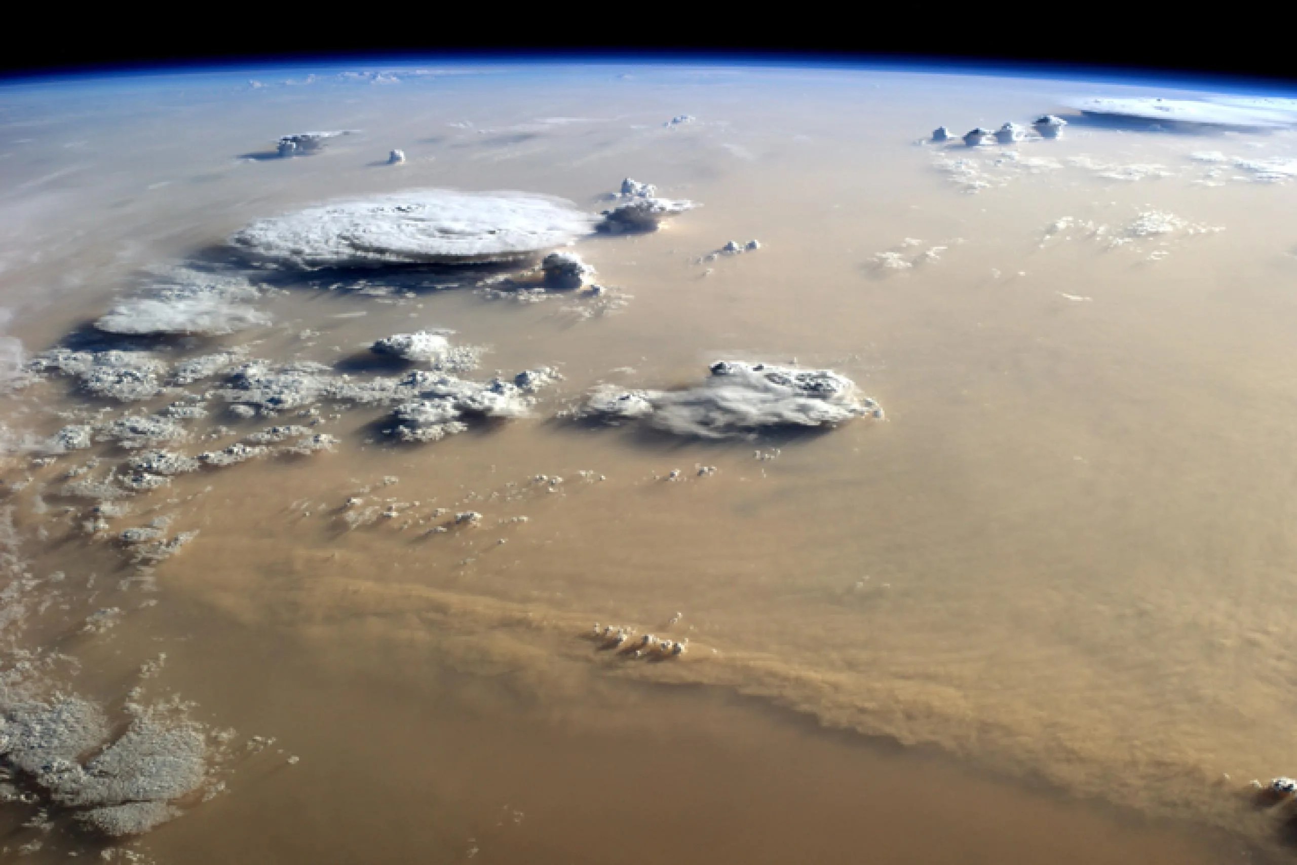 Esta imagen tomada desde la Estación Espacial Internacional muestra una tormenta sobre el norte de África en 2014