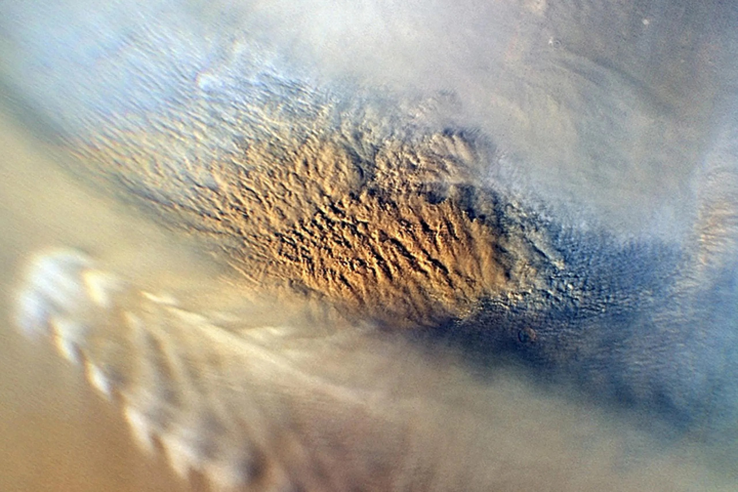 Esta imagen del Orbitador de Reconocimiento de Marte muestra una gruesa columna de polvo sobre Utopia Planitia en noviembre de 2007.