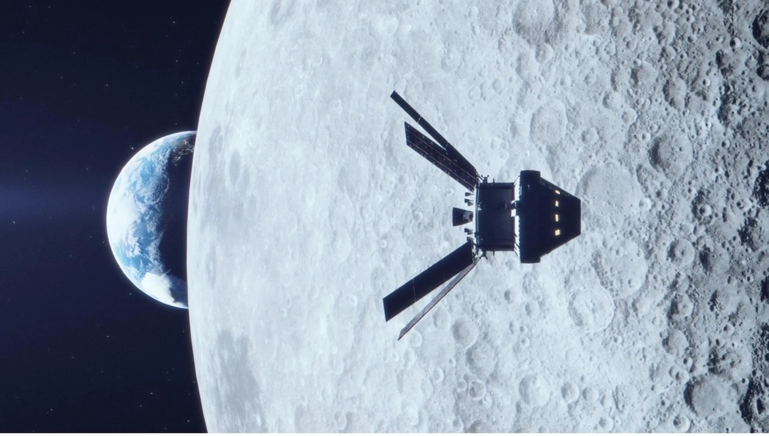 En primer plano, está la cápsula orbitando alrededor de la superficie de la Luna llena de cráteres, con la mitad de la Tierra apareciendo detrás.
