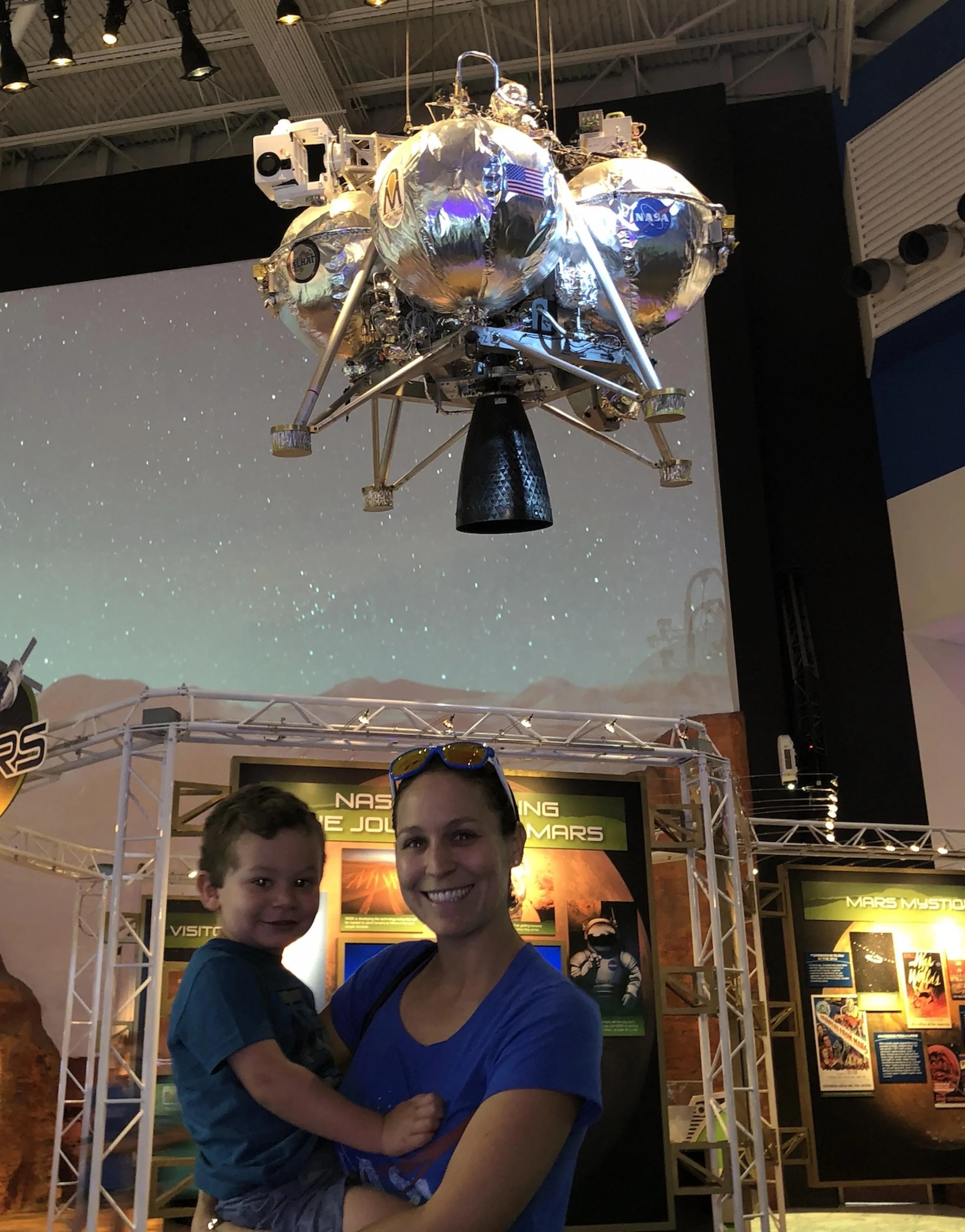 Carolina Restrepo con su hijo en el Centro de Visitantes del Centro Espacial Johnson (de la NASA en Houston, Texas