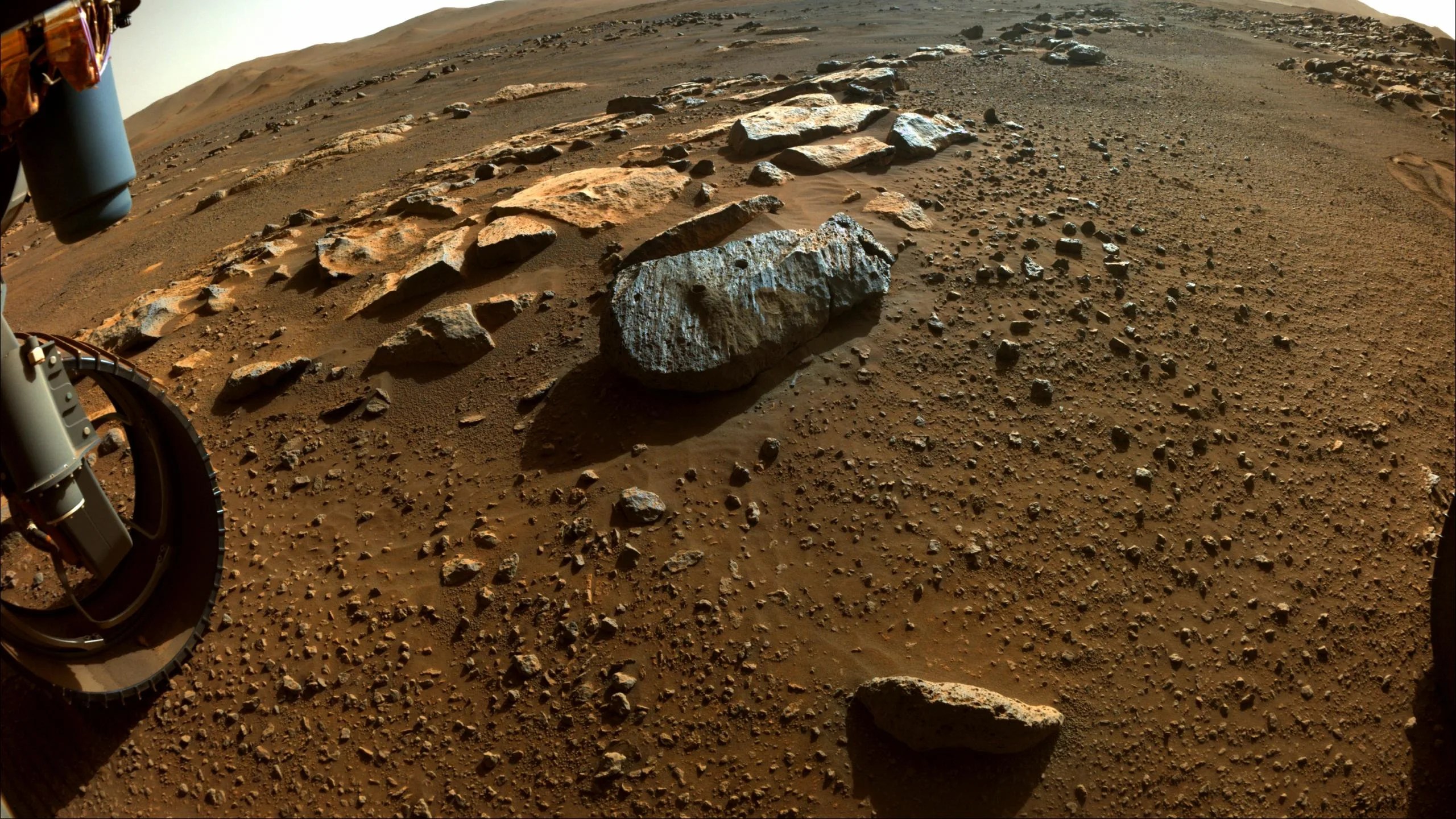 Dos agujeros son visibles en la roca, apodada “Rochette”, de la que el rover Perseverance obtuvo sus primeras muestras.