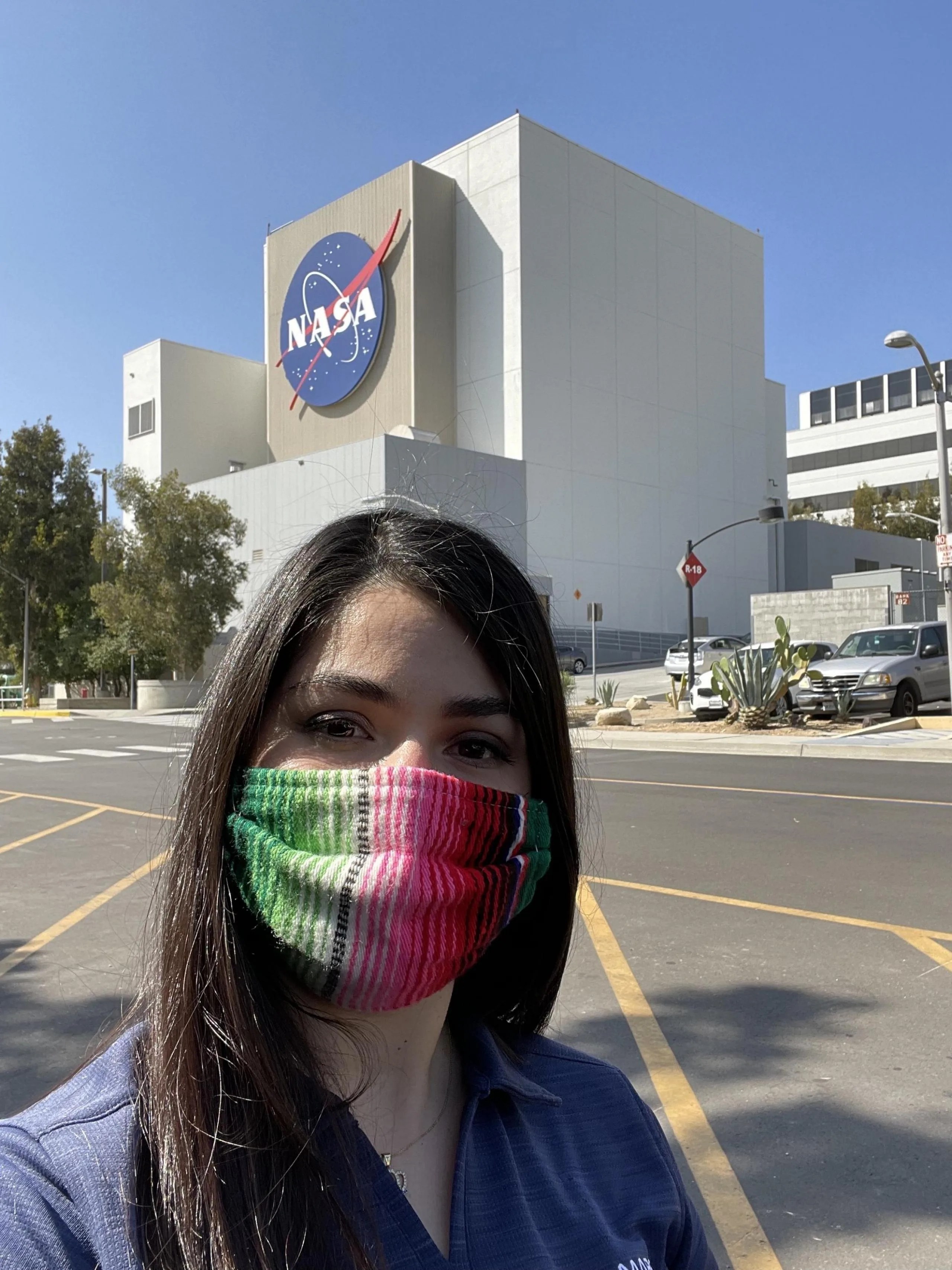 Autorretrato de Sarah Yearicks en las afueras de JPL, en el sur de California.