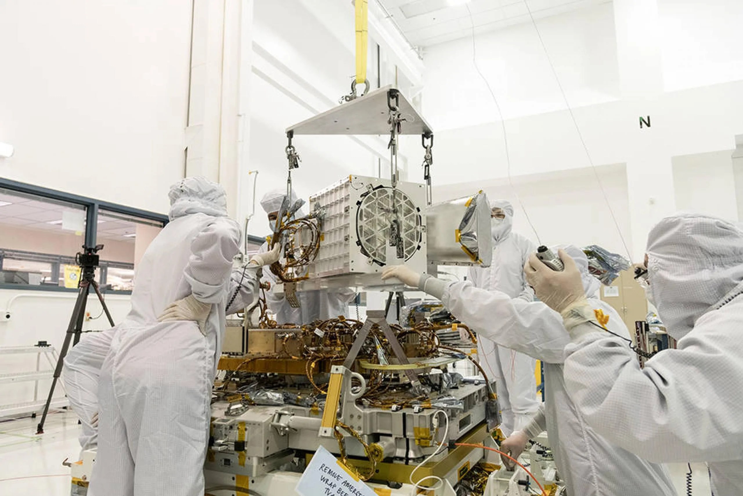 Ingenieros y técnicos de JPL ensamblan los componentes de EMIT, incluyendo su telescopio, su espectrómetro de imágenes y su placa base, que contiene sus partes electrónicas. Créditos: NASA/JPL-Caltech