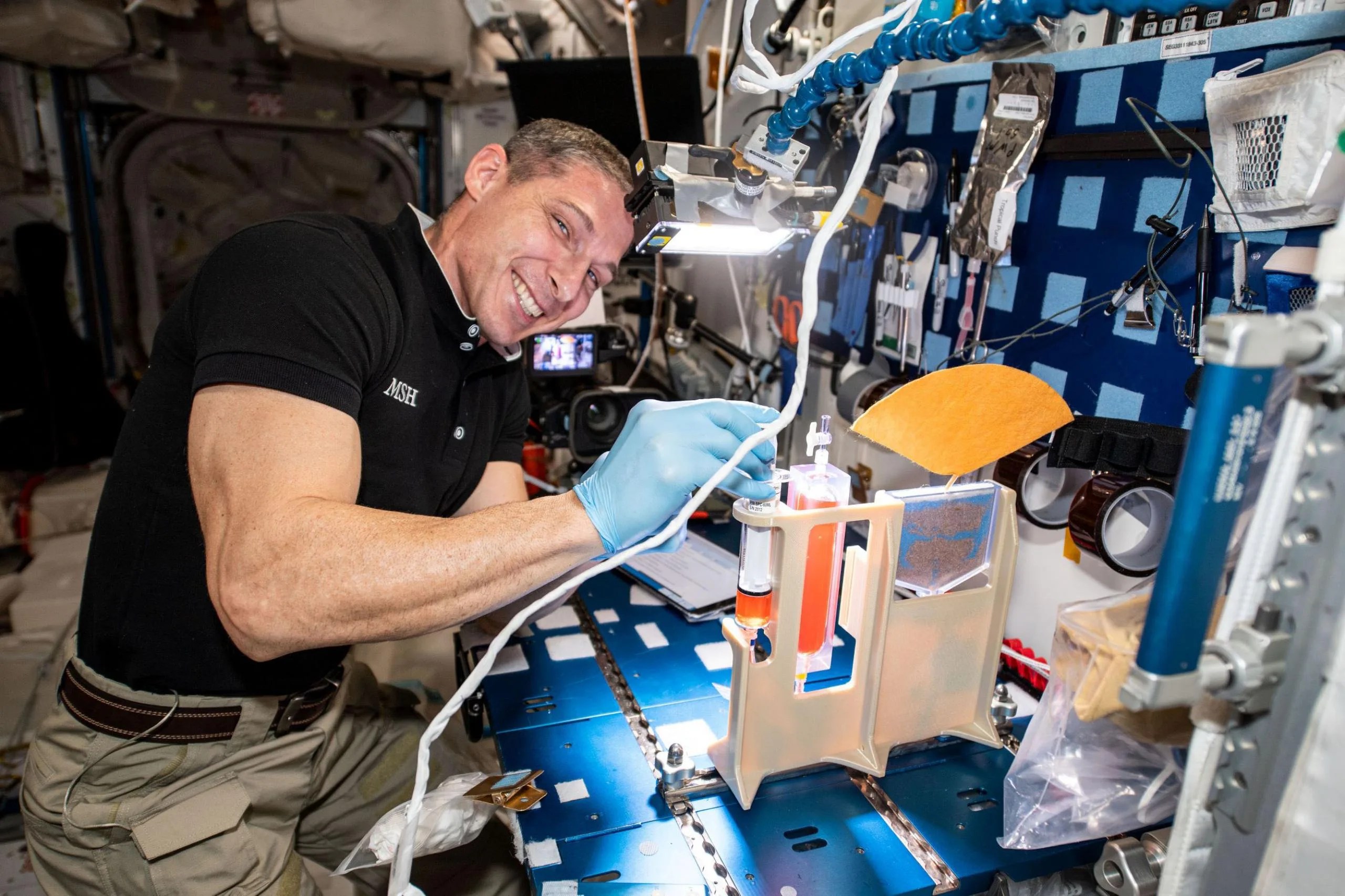 imagen de astronauta trabajando con el hardware