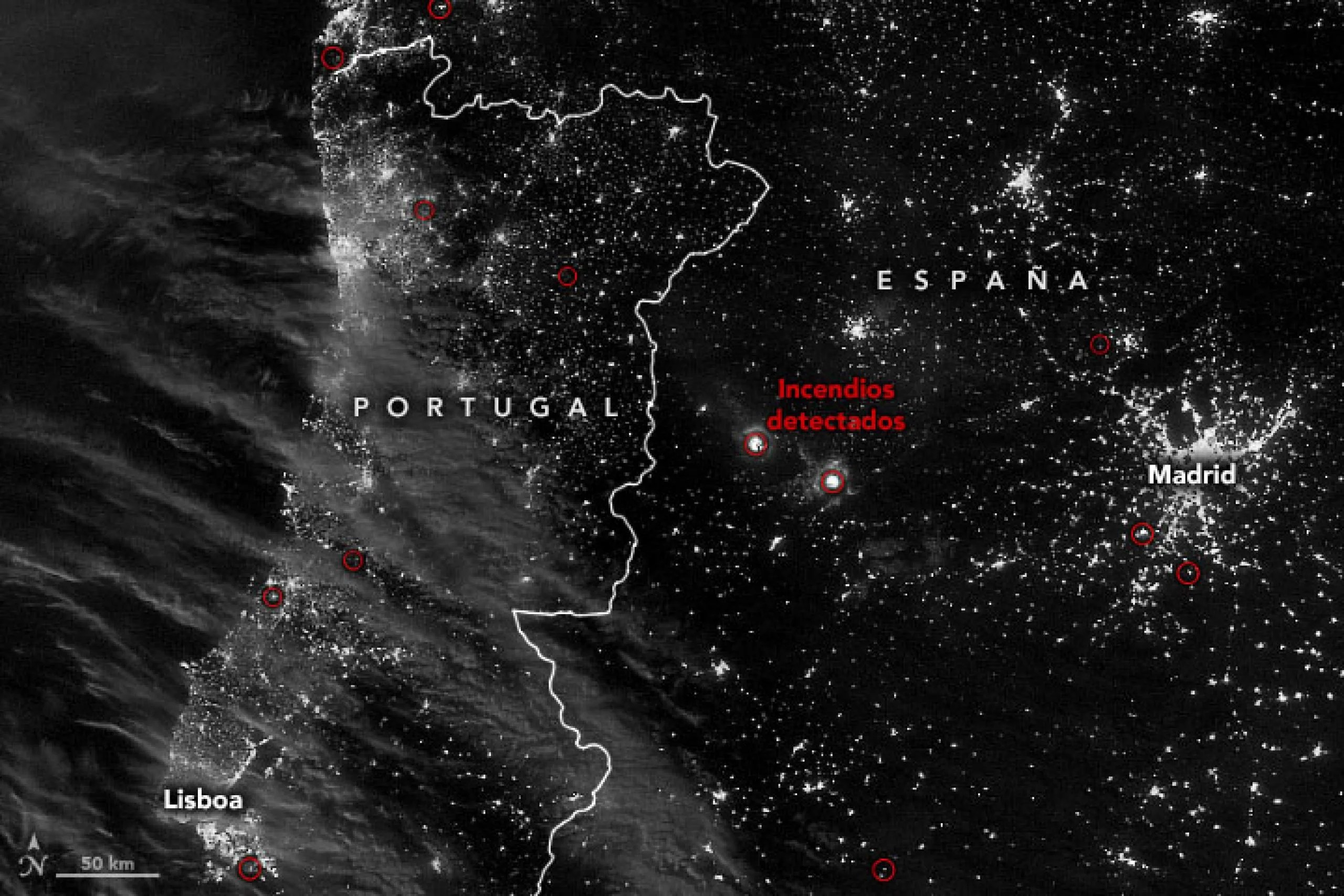 La imagen de arriba muestra la ubicación de incendios detectados en Portugal y España, según lo observado por el Conjunto de radiómetros de imágenes en el infrarrojo visible (VIIRS, por sus siglas en inglés) a bordo del satélite Suomi NPP el 12 de julio de 2022. Una de las detecciones de incendios más destacadas al oeste de Madrid está en la ciudad de Las Hurdes, donde se quemaron más de 1.500 hectáreas (3.700 acres).