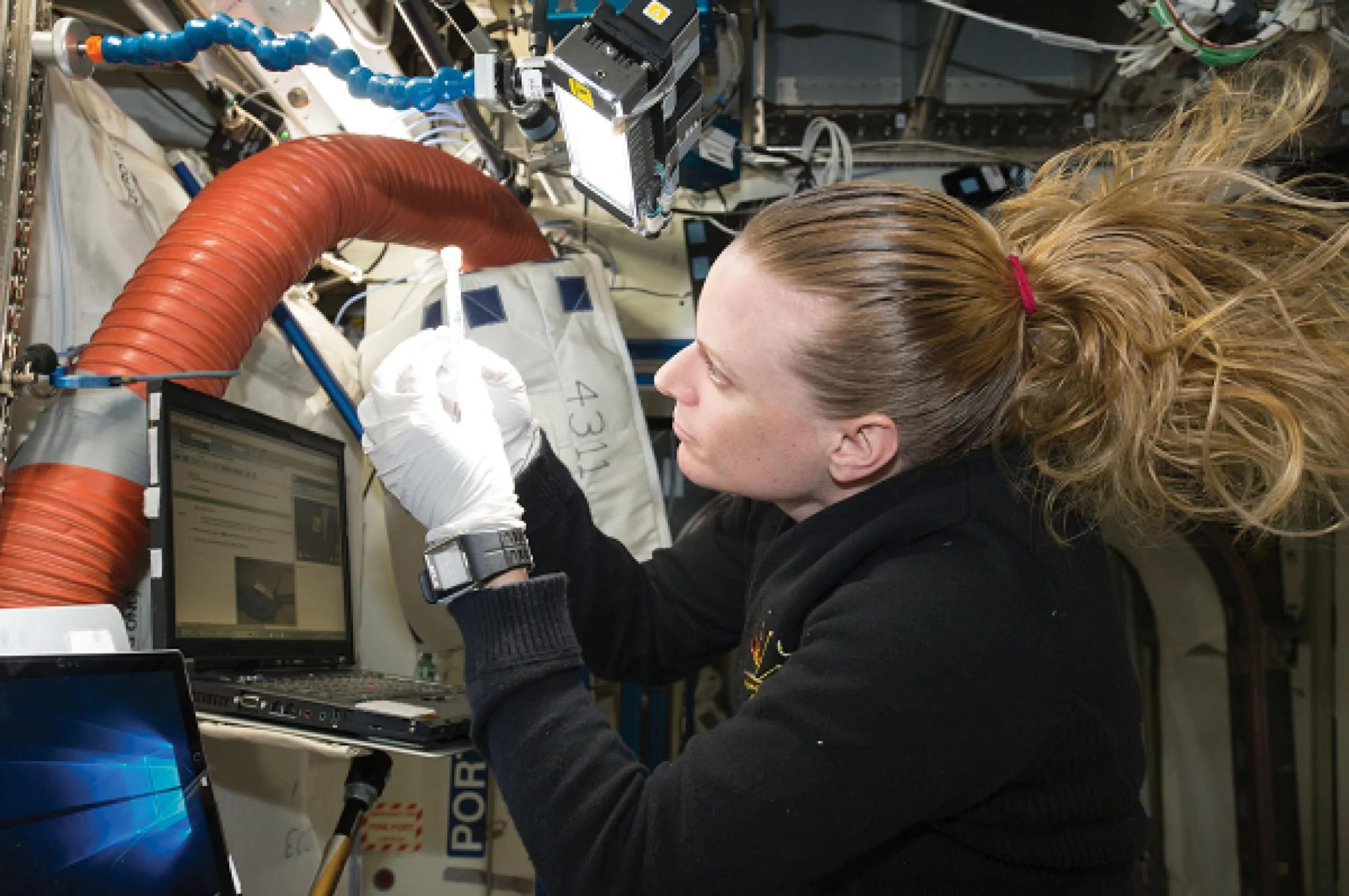 La astronauta de la NASA Kate Rubins se prepara para ejecutar el experimento del secuenciador de biomoléculas. El experimento busca demostrar, por primera vez, que la secuenciación del ADN es factible en una nave espacial en órbita. Un secuenciador de ADN situado en el espacio podría identificar microbios, diagnosticar enfermedades y ayudar a los investigadores a comprender la salud de los miembros de la tripulación; además, tiene el potencial de ayudar a detectar vida en otras partes del sistema solar con