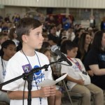 Un estudiante está de pie frente a un micrófono mientras le hace una pregunta a la astronauta de la NASA Serena M. Auñón-Canciller durante un evento de conexión desde el espacio. Créditos: NASA