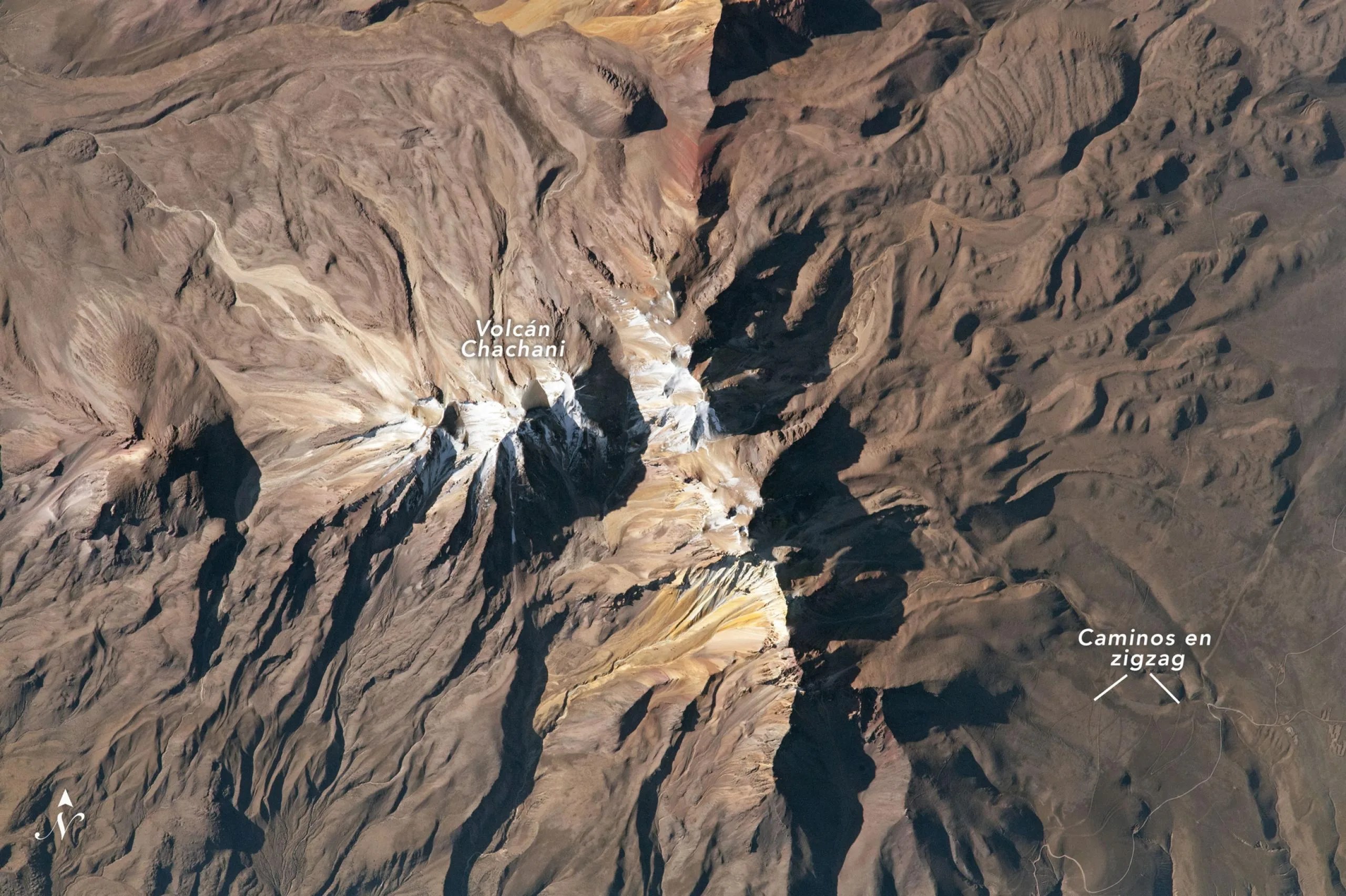 Volcán Chachani en las montañas de los Andes, fotografiado desde la estación espacial.