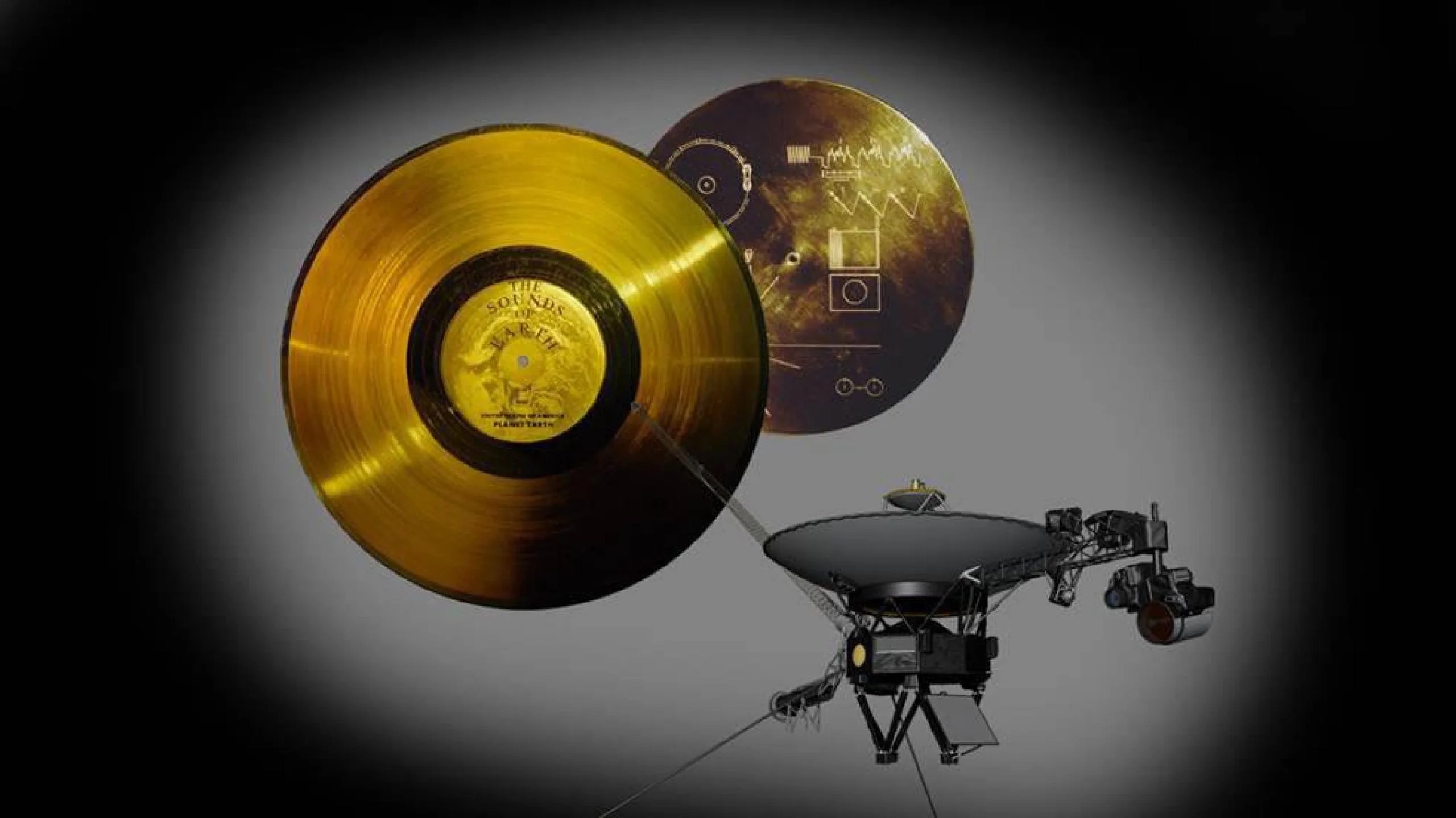 Esta imagen destaca la carga especial a bordo de las naves espaciales Voyager de la NASA: el Disco de Oro. Cada una de las dos naves espaciales Voyager lanzadas en 1977 lleva un disco fonográfico de 30,5 centímetros (12 pulgadas) chapado en oro con imágenes y sonidos de la Tierra. Créditos: NASA / JPL-Caltech