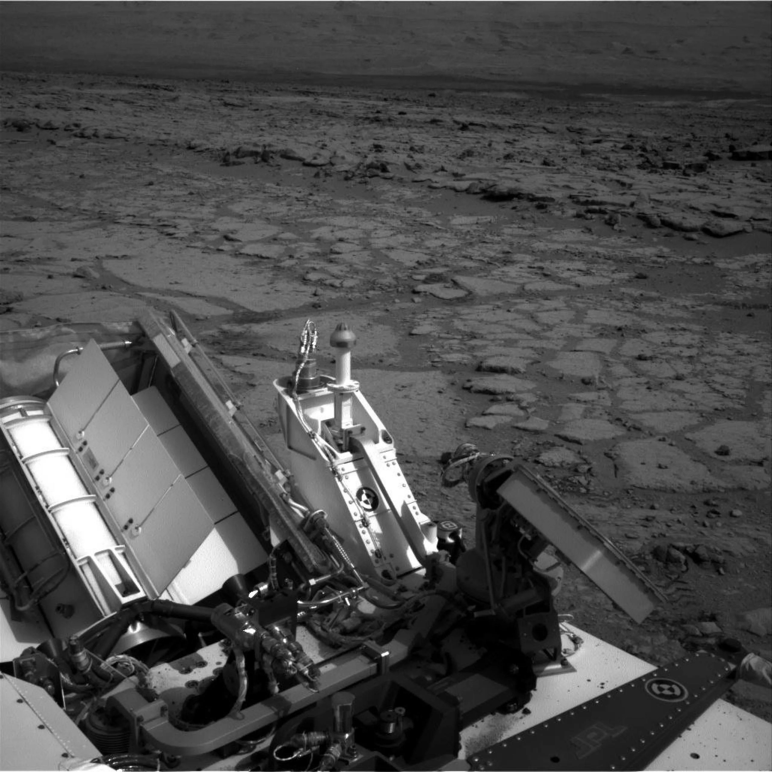 Curiosity usó su Cámara de Navegación (Navcam) para capturar esta vista después de entrar en un lugar apodado “Yellowknife Bay” el 12 de diciembre de 2012, el día marciano número 125, o sol, de la misión. Crédito: NASA/JPL-Caltech