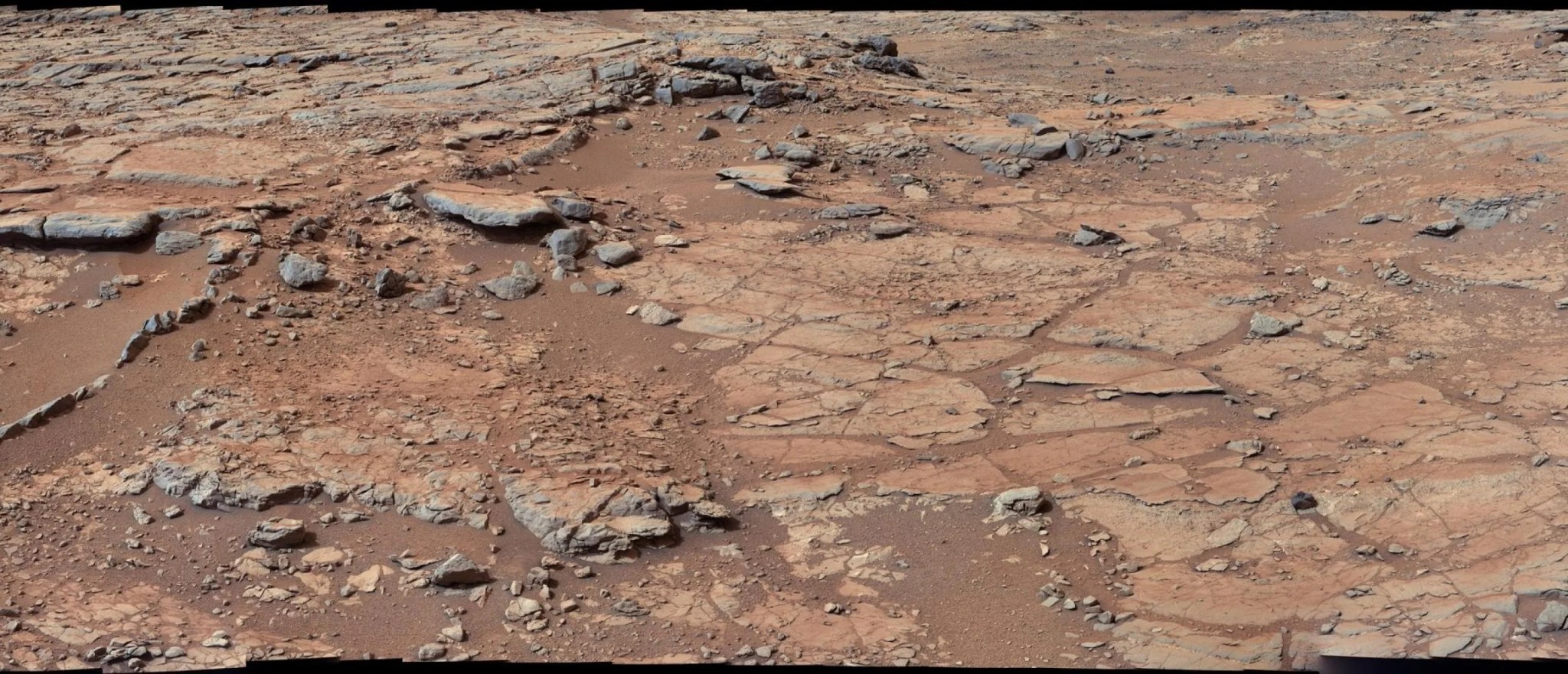 Curiosity, el vehículo explorador de la NASA en Marte, usó la cámara de su mástil, o Mastcam, para capturar esta área en el borde de un lugar apodado “Yellowknife Bay”. La imagen es una combinación de tres mosaicos tomados el 24, 25 y 28 de diciembre de 2012 (los días marcianos, o soles, 137, 138 y 141 de la misión). Crédito: NASA/JPL-Caltech/MSSS