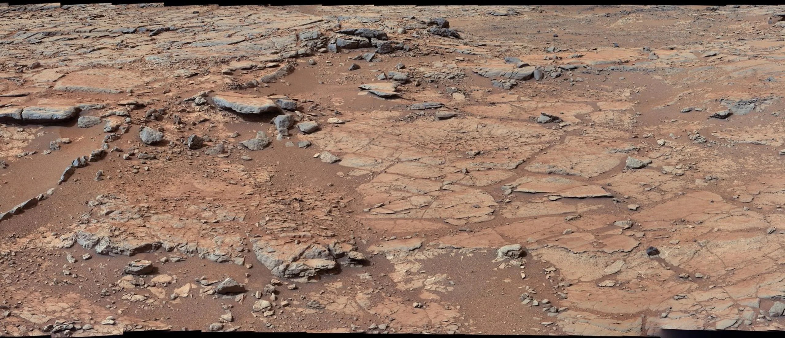 Curiosity, el vehículo explorador de la NASA en Marte, usó la cámara de su mástil, o Mastcam, para capturar esta área en el borde de un lugar apodado “Yellowknife Bay”. La imagen es una combinación de tres mosaicos tomados el 24, 25 y 28 de diciembre de 2012 (los días marcianos, o soles, 137, 138 y 141 de la misión). Crédito: NASA/JPL-Caltech/MSSS