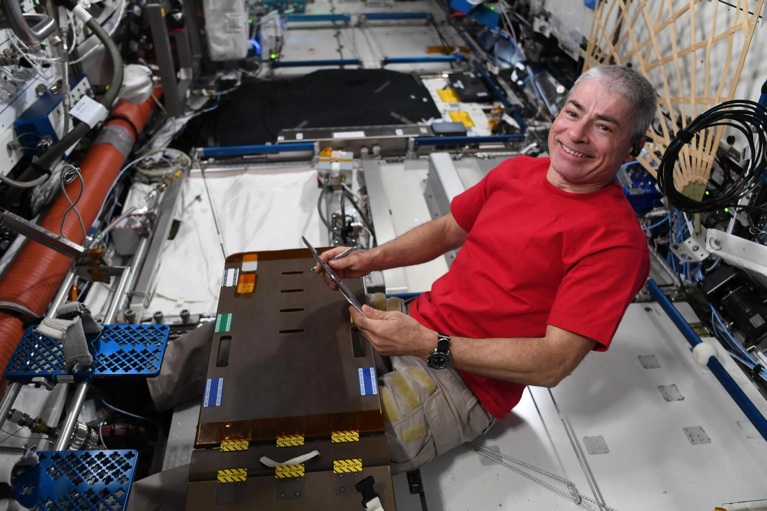 imagen de un astronauta trabajando en la estación espacial